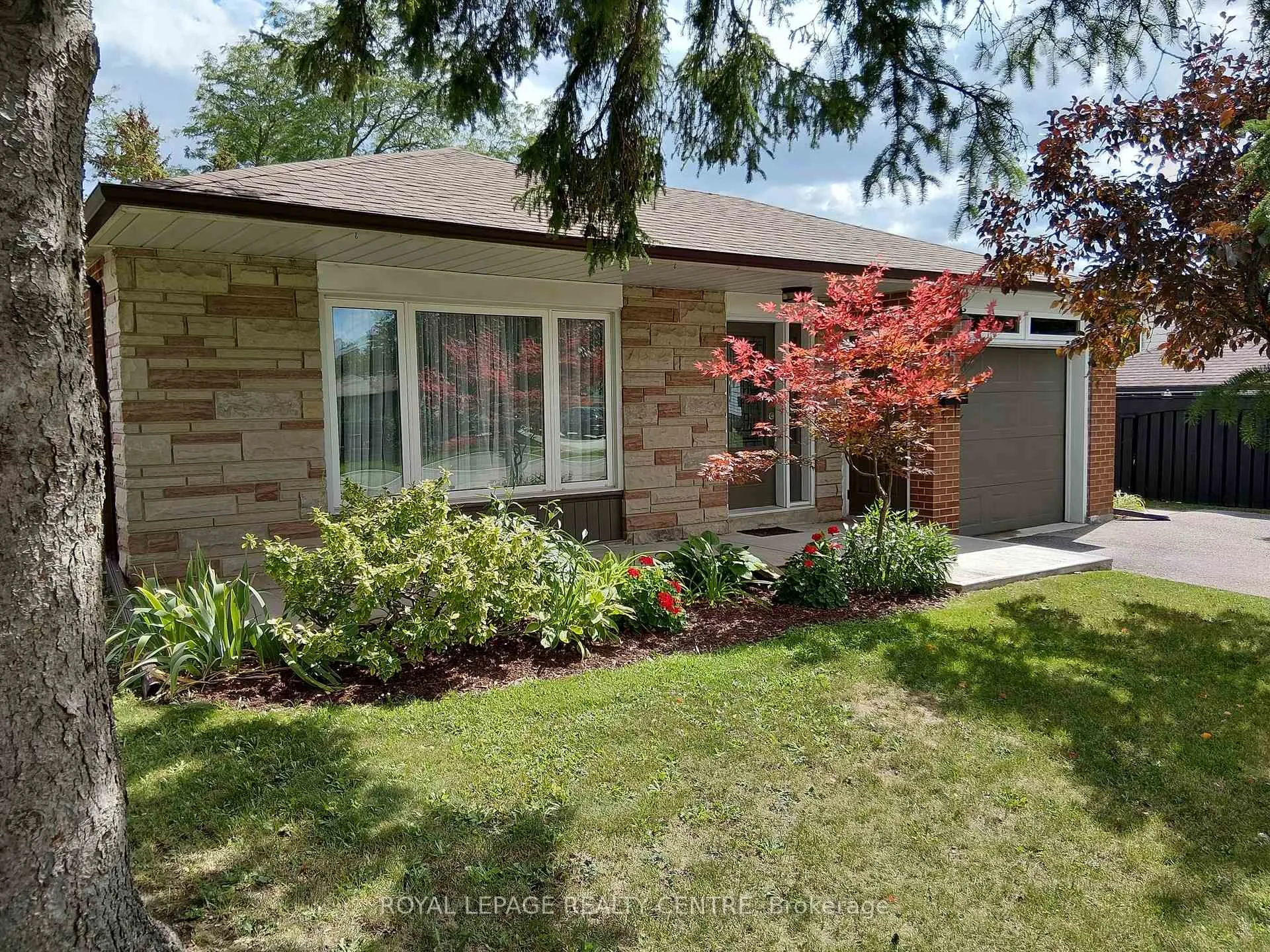 Photo 2 of 35 Aintree Crescent, Brampton, Avondale — HOMEH