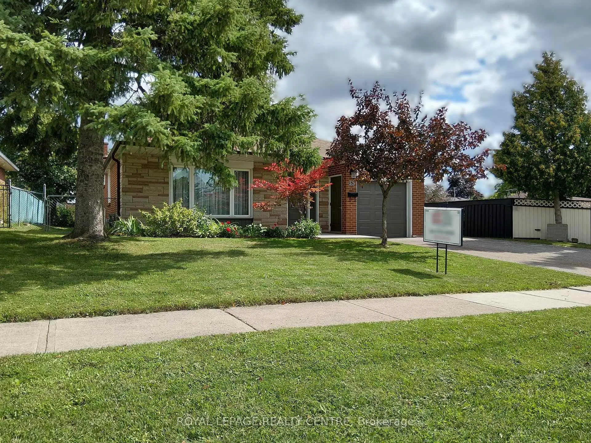 Photo 3 of 35 Aintree Crescent, Brampton, Avondale — HOMEH