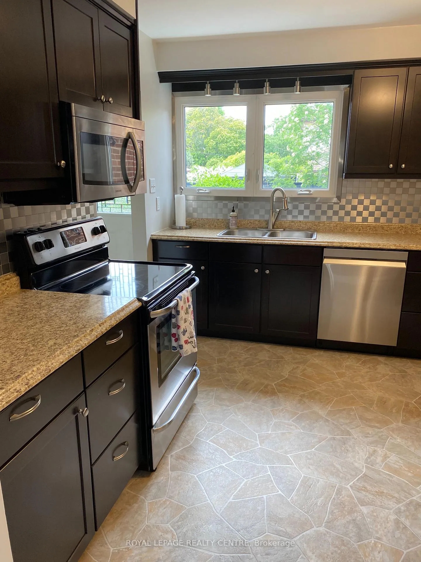 Photo 11 of 35 Aintree Crescent, Brampton, Avondale — HOMEH