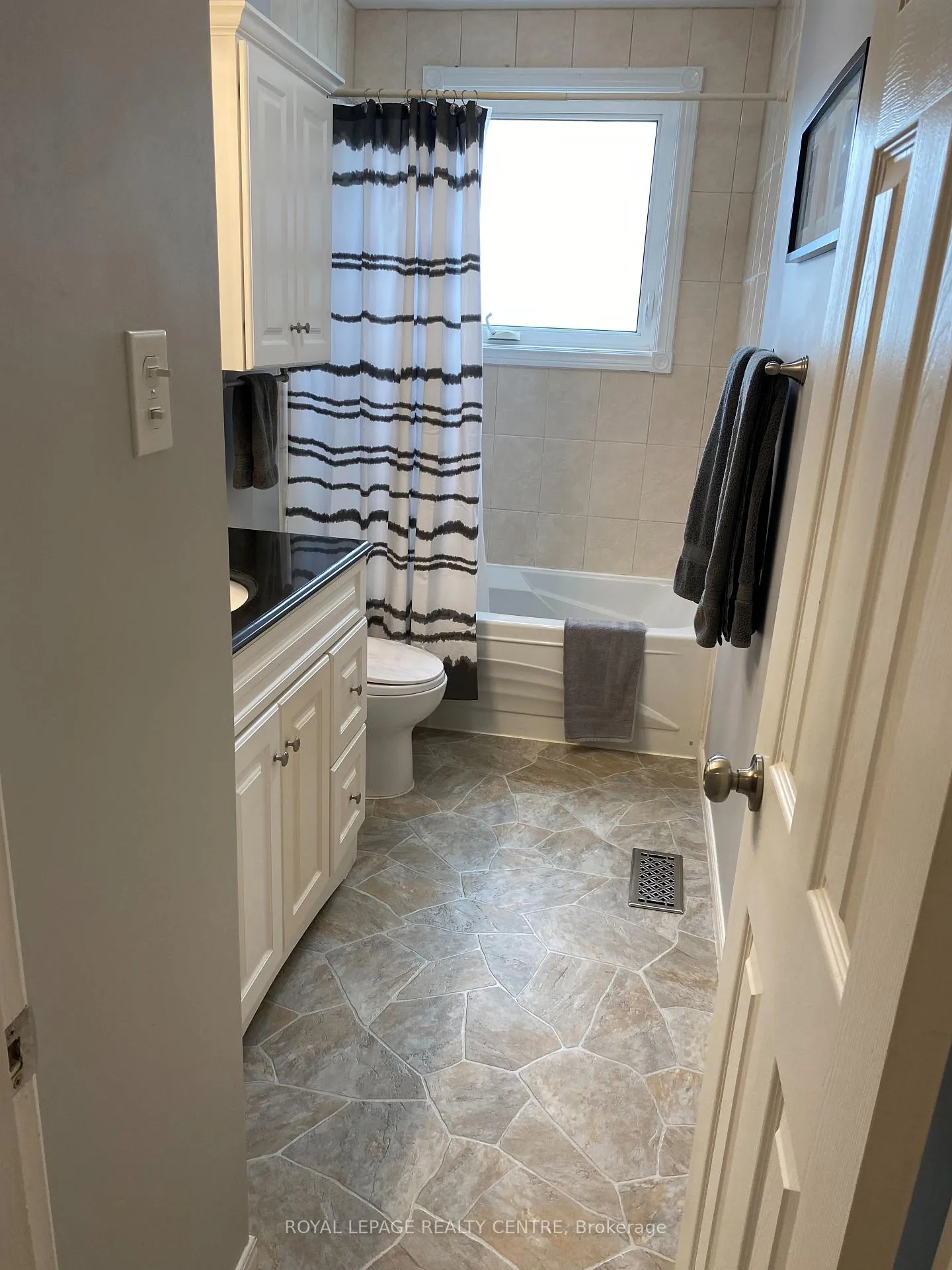 Photo 17 of 35 Aintree Crescent, Brampton, Avondale — HOMEH
