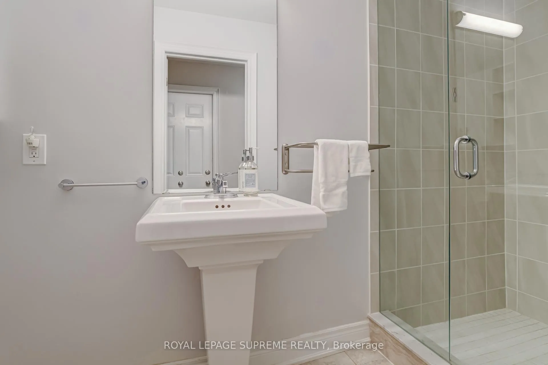 Photo 39 of 53 Dryden Way, Etobicoke, Willowridge-Martingrove-Richview — HOMEH