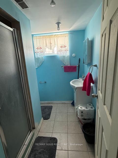 Photo 4 of 101 Silverstone Drive, Etobicoke, Mount Olive-Silverstone-Jamestown — HOMEH