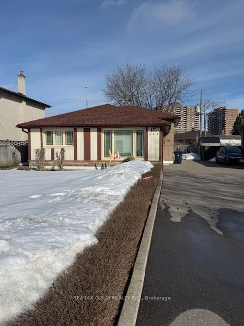 Photo 7 of 101 Silverstone Drive, Etobicoke, Mount Olive-Silverstone-Jamestown — HOMEH