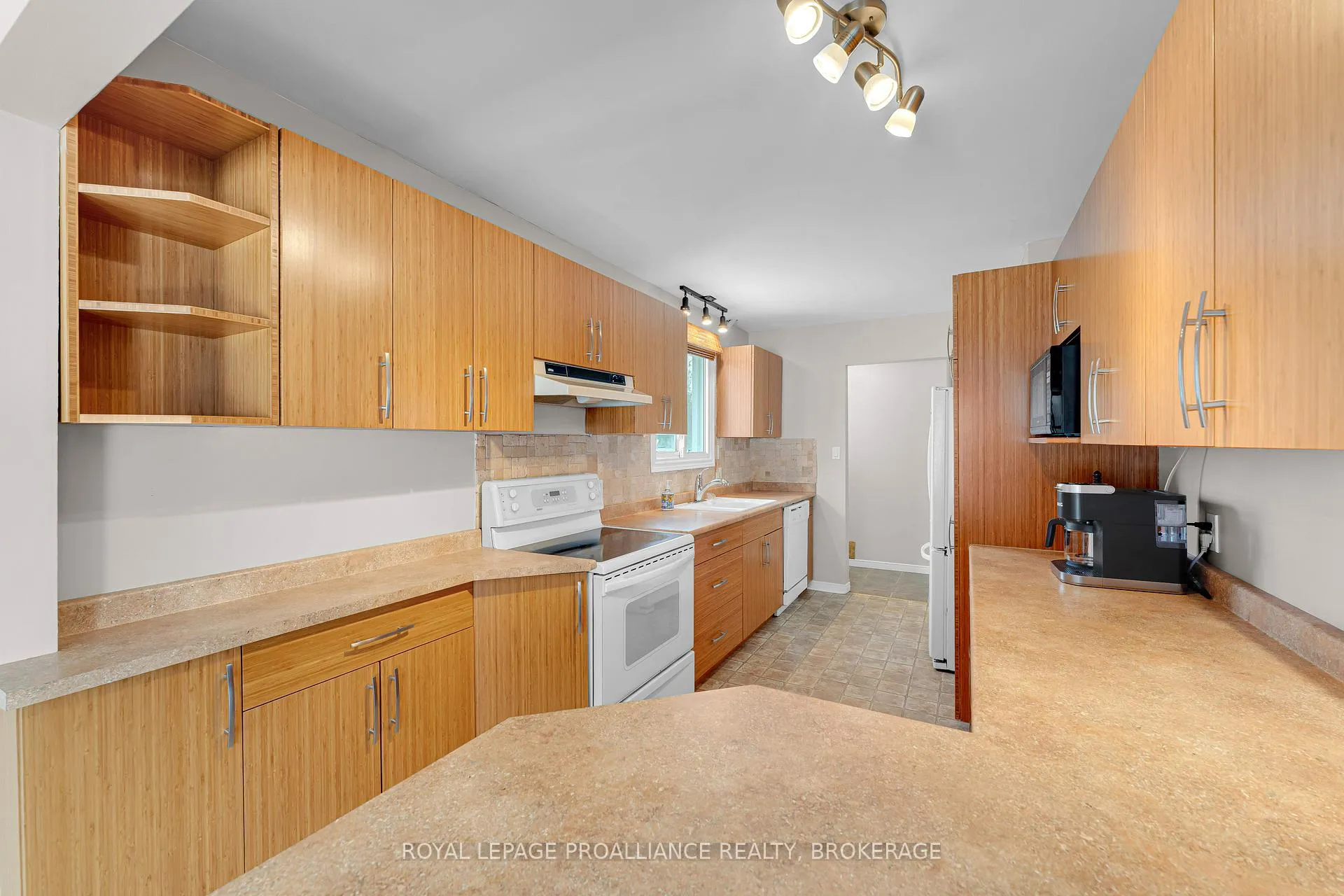 Photo 14 of 988 Pinewood Place, Kingston, City Northwest — HOMEH