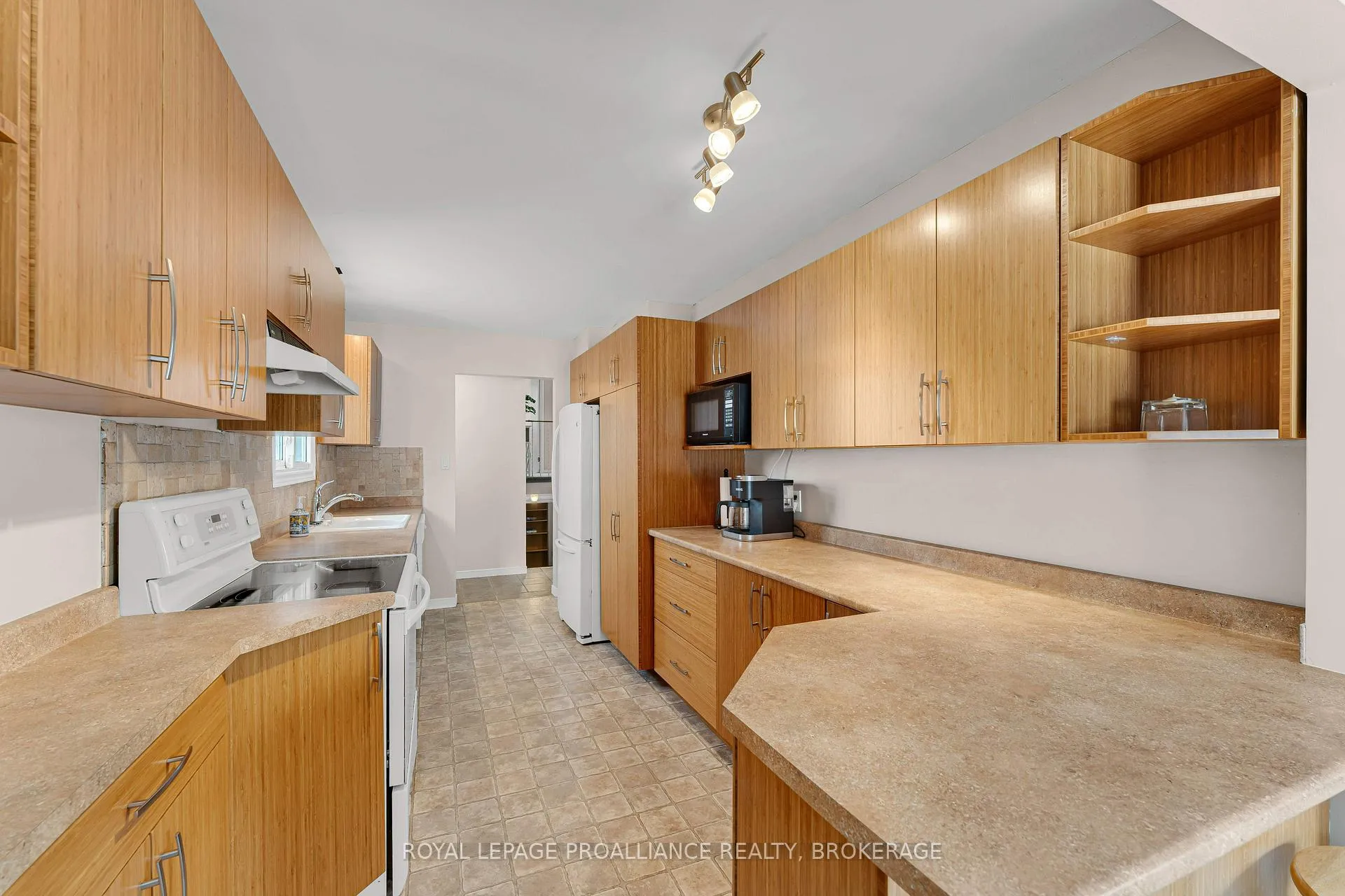Photo 15 of 988 Pinewood Place, Kingston, City Northwest — HOMEH
