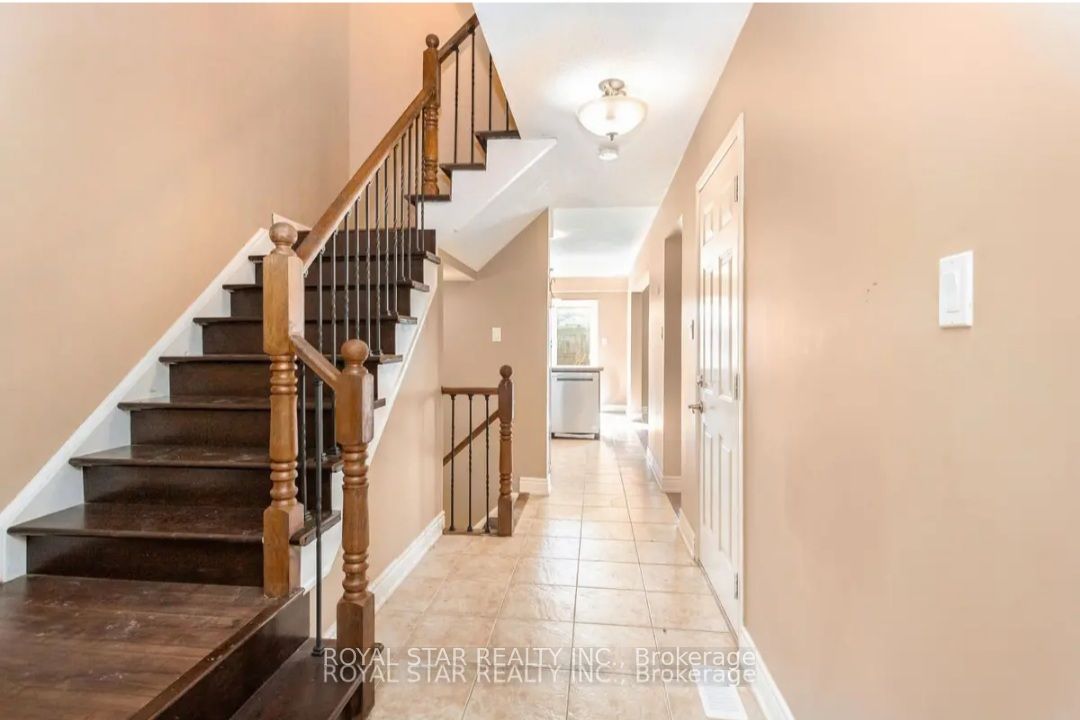 Photo 2 of 86 Meadowwood Crescent, Hamilton, Kirkendall — HOMEH
