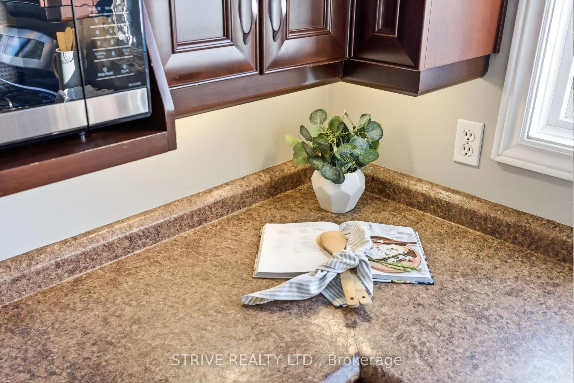 Photo 23 of 8 Quinn Drive, Clarington, Bowmanville — HOMEH