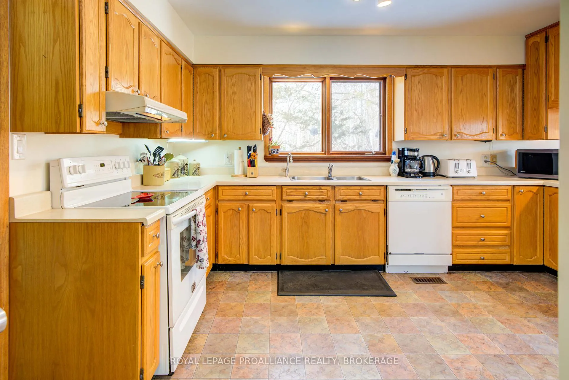 Photo 11 of 9889 Perth Road, Rideau Lakes, Rideau Lakes (North Crosby) Twp — HOMEH
