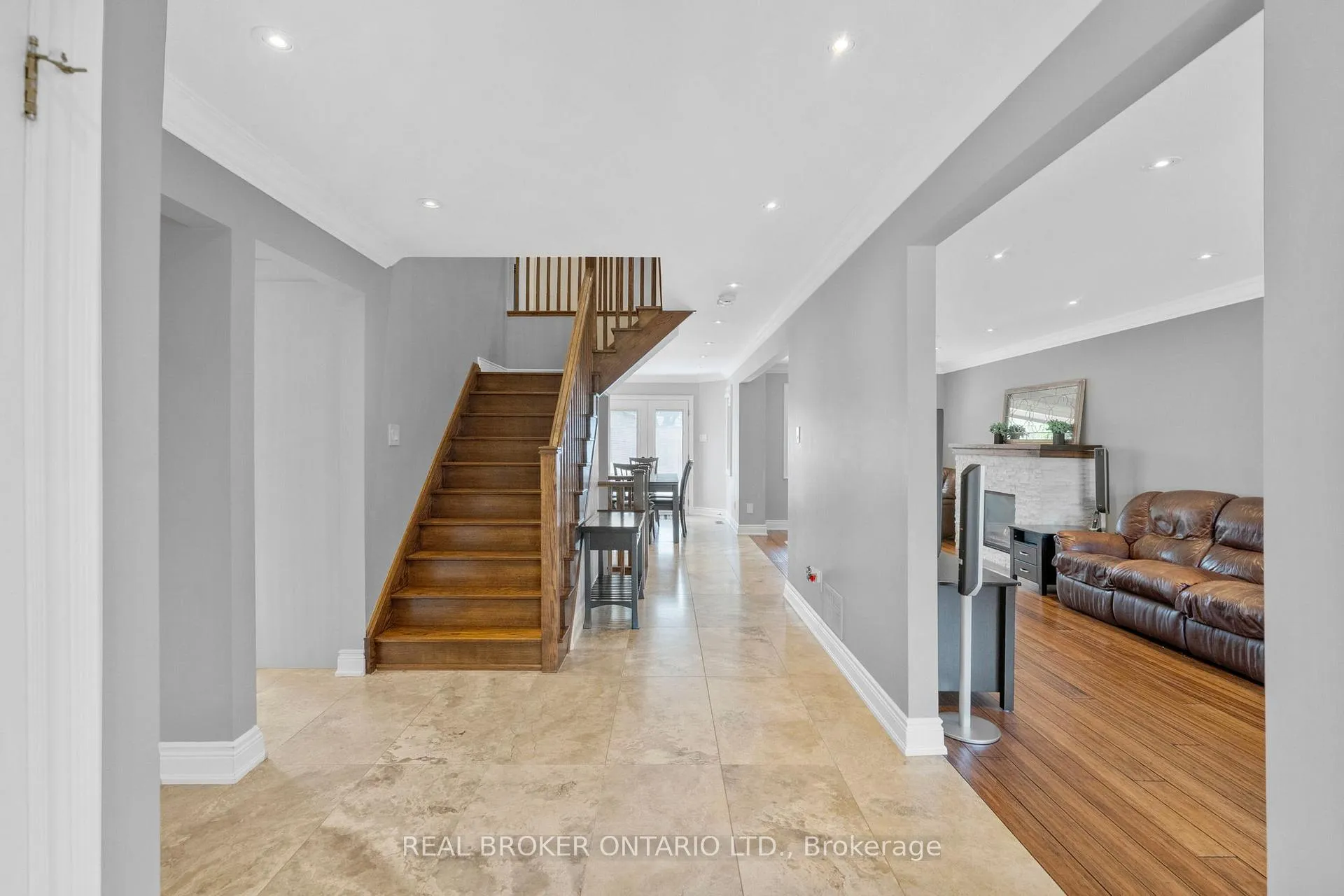 Photo 3 of 11 Fountainbridge Drive, Caledon, Bolton East — HOMEH