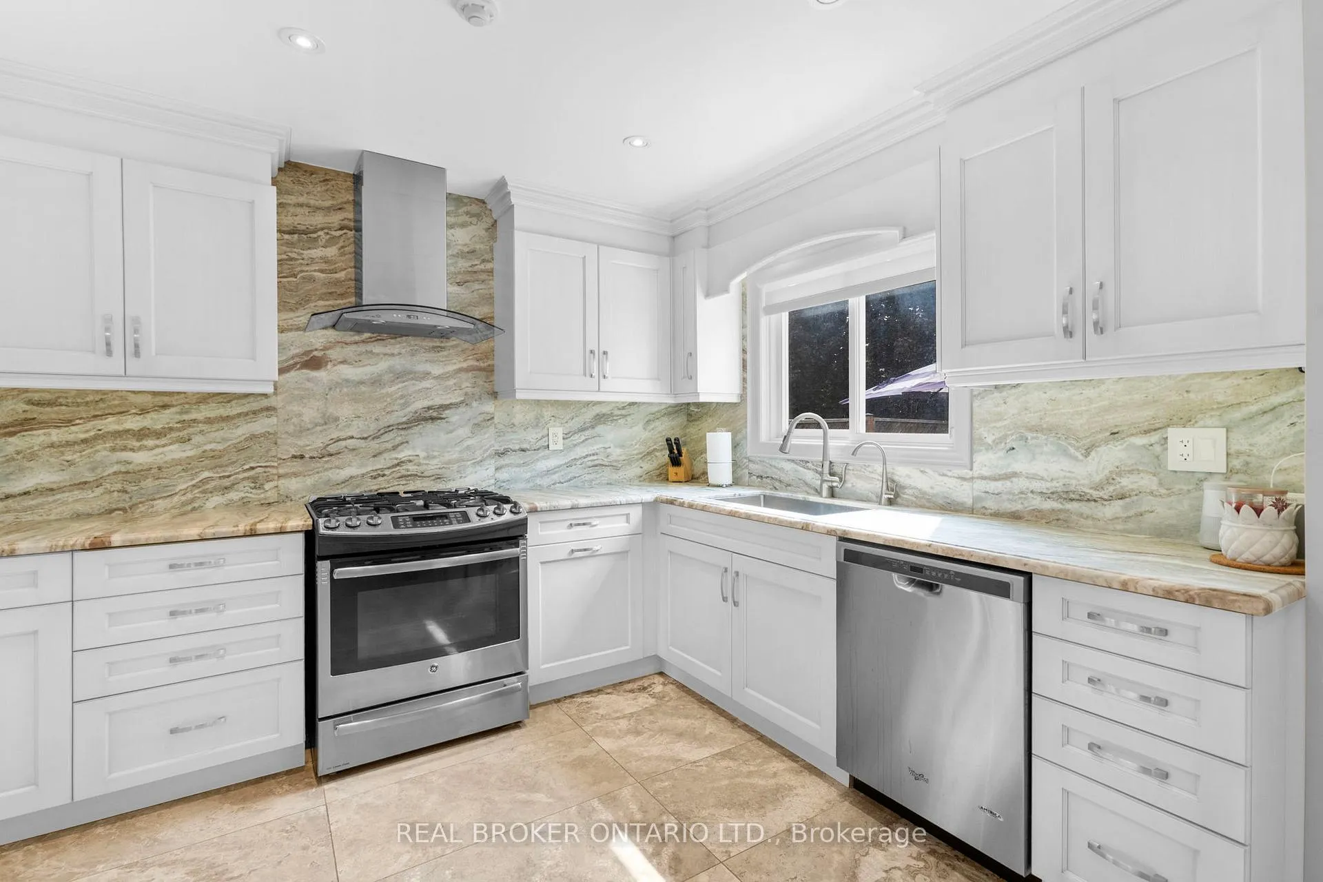 Photo 10 of 11 Fountainbridge Drive, Caledon, Bolton East — HOMEH