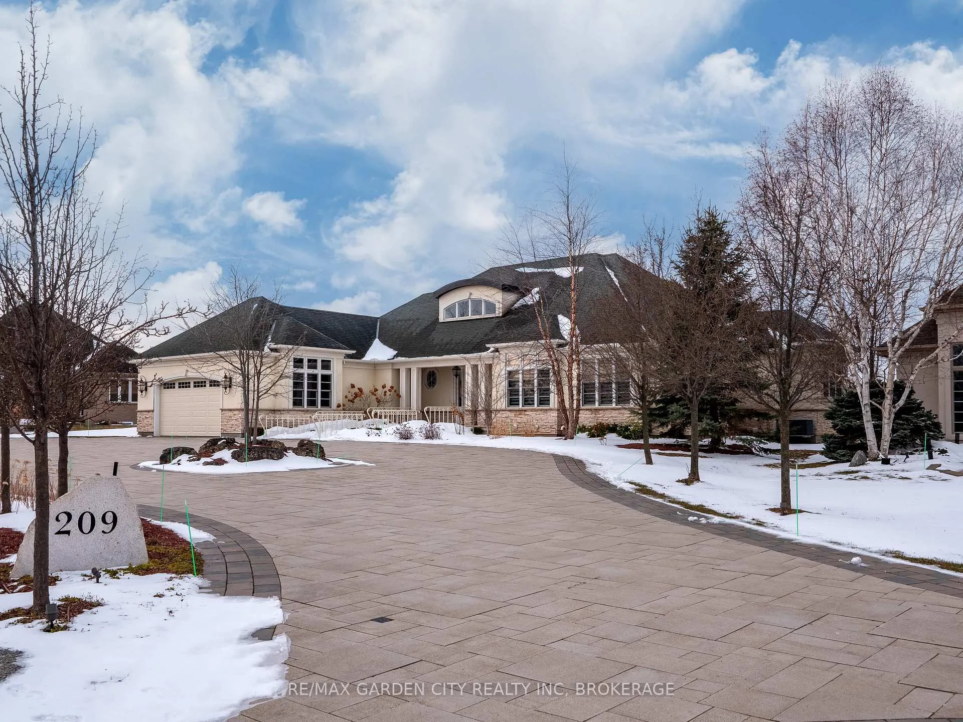 Photo 1 of 209 Muirfield Trail, Welland, Hwy 406/Welland — HOMEH