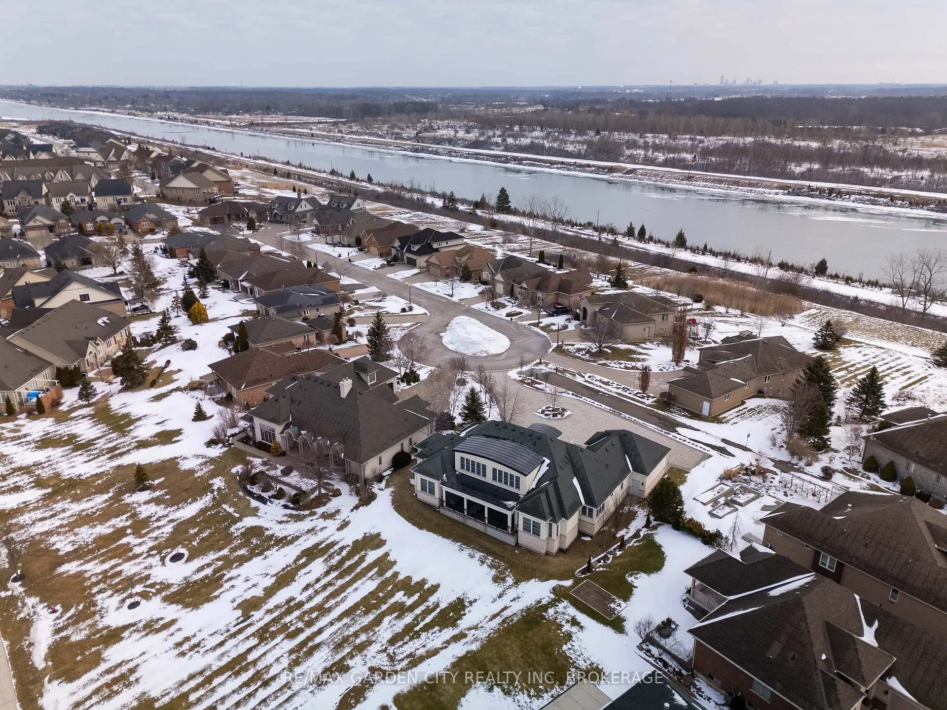 Photo 48 of 209 Muirfield Trail, Welland, Hwy 406/Welland — HOMEH