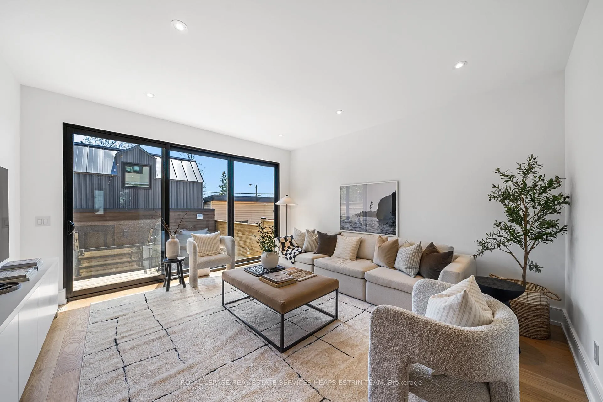Photo 12 of 17 Myrtle Avenue, Toronto, South Riverdale — HOMEH