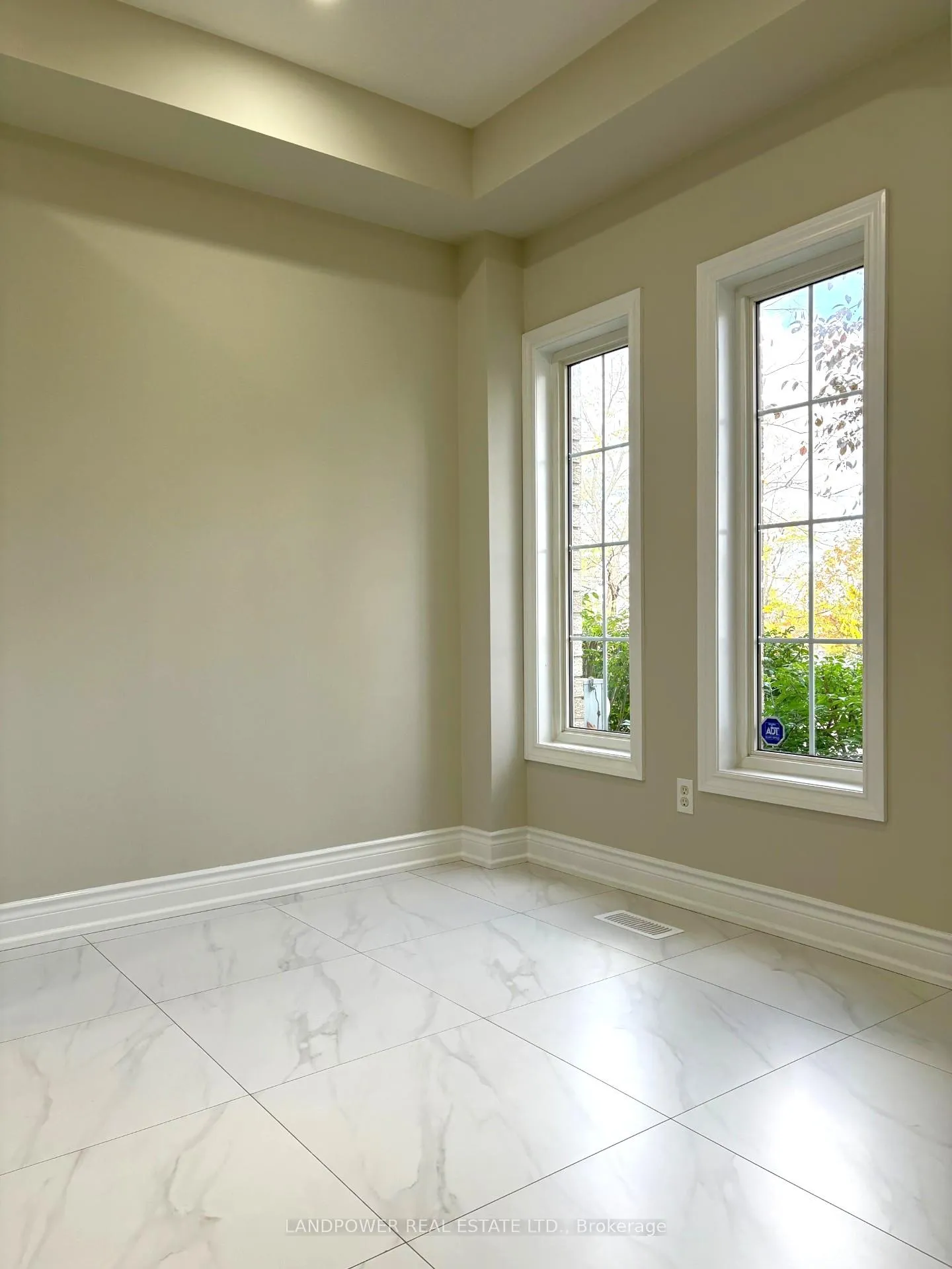 Photo 2 of 447 Hollandview Trail, Aurora, Bayview Wellington — HOMEH