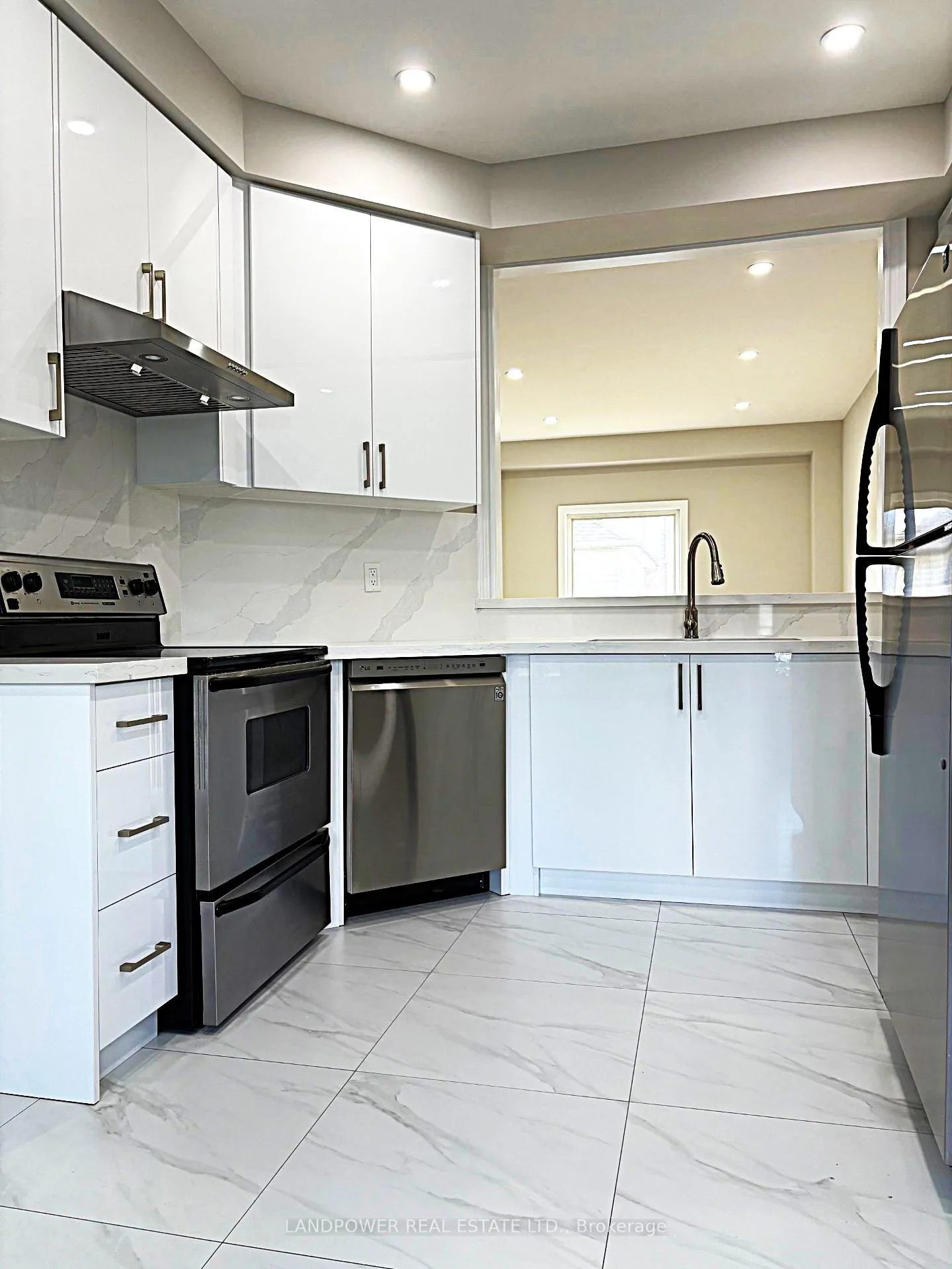 Photo 3 of 447 Hollandview Trail, Aurora, Bayview Wellington — HOMEH