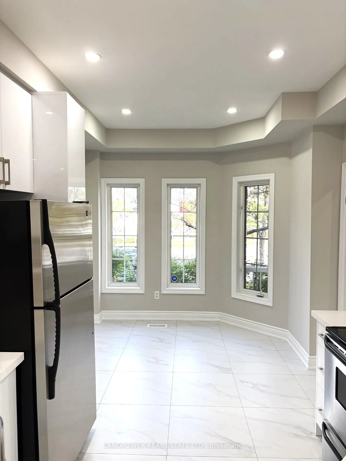 Photo 4 of 447 Hollandview Trail, Aurora, Bayview Wellington — HOMEH