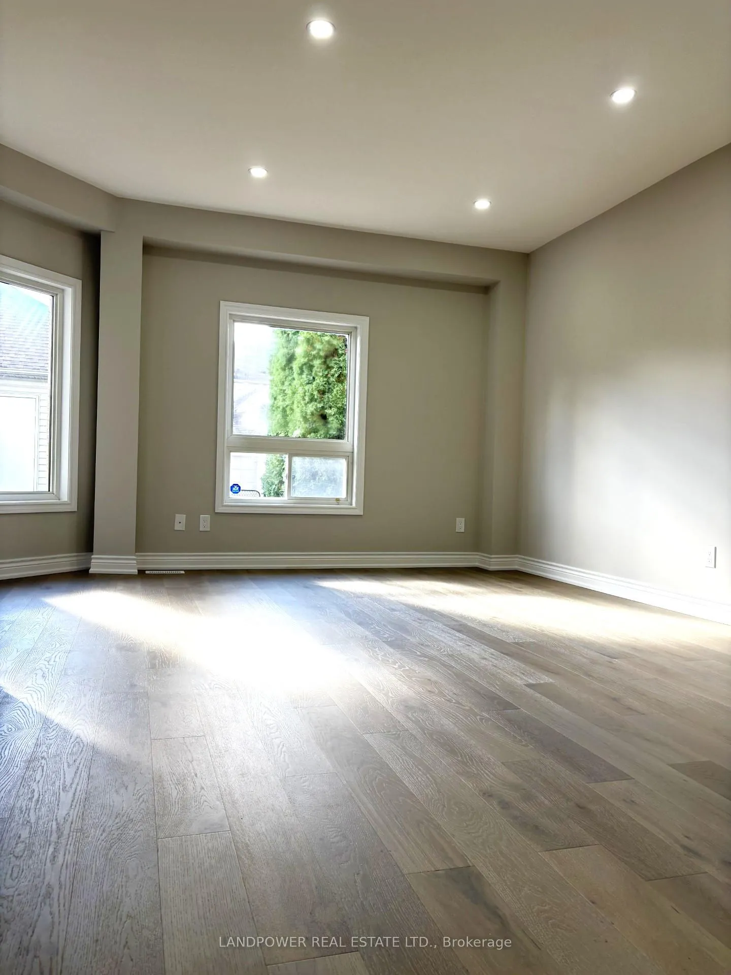 Photo 5 of 447 Hollandview Trail, Aurora, Bayview Wellington — HOMEH