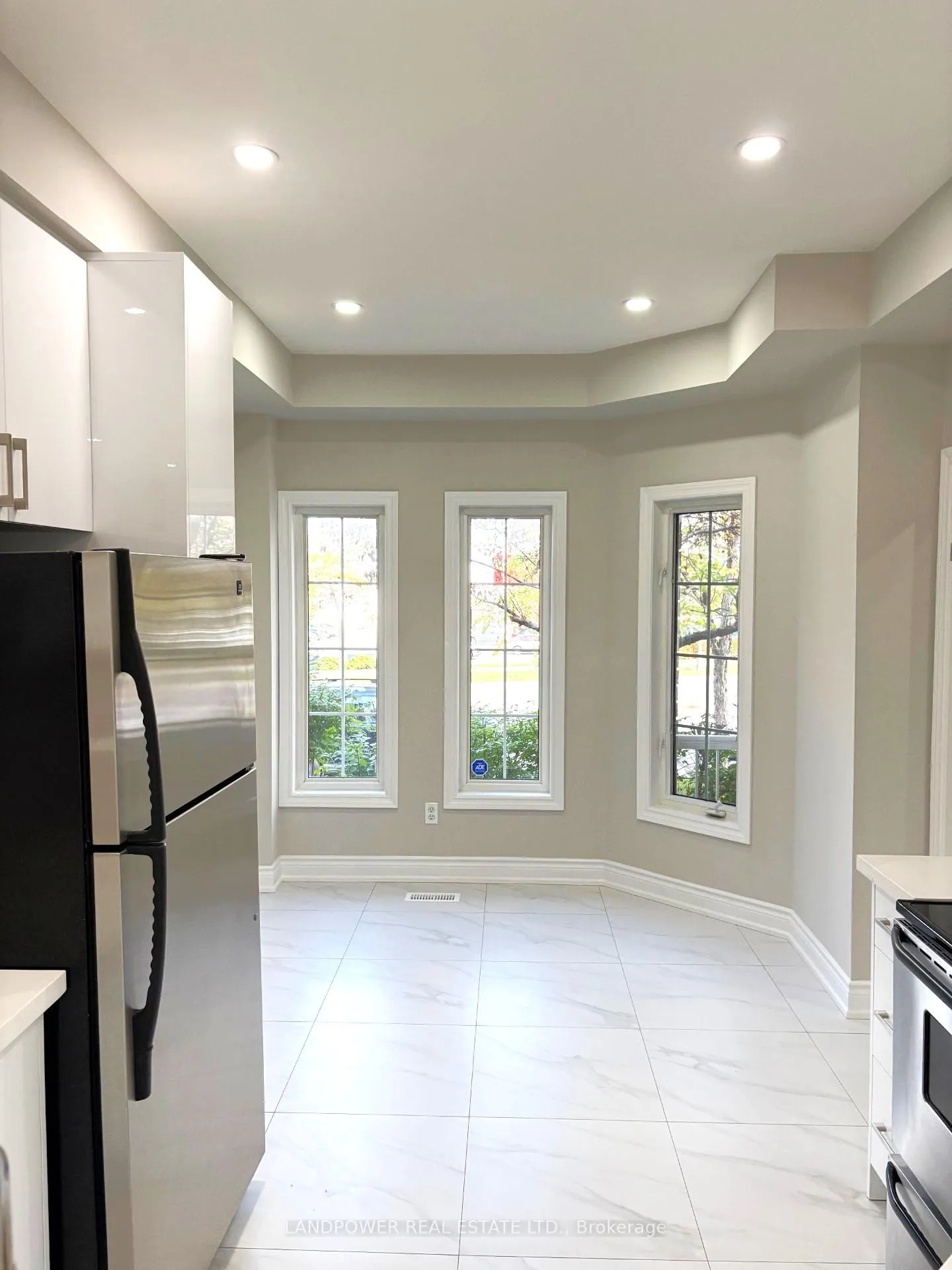 Photo 6 of 447 Hollandview Trail, Aurora, Bayview Wellington — HOMEH