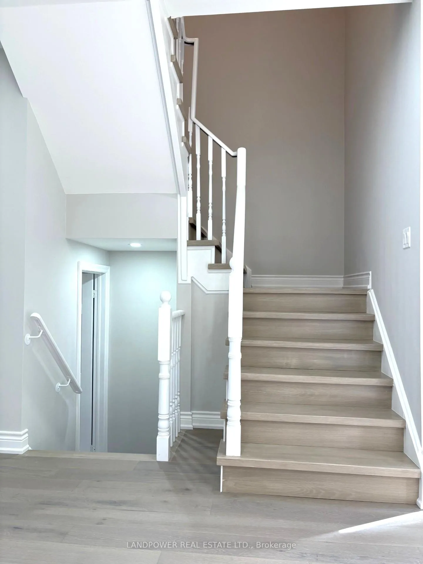 Photo 8 of 447 Hollandview Trail, Aurora, Bayview Wellington — HOMEH