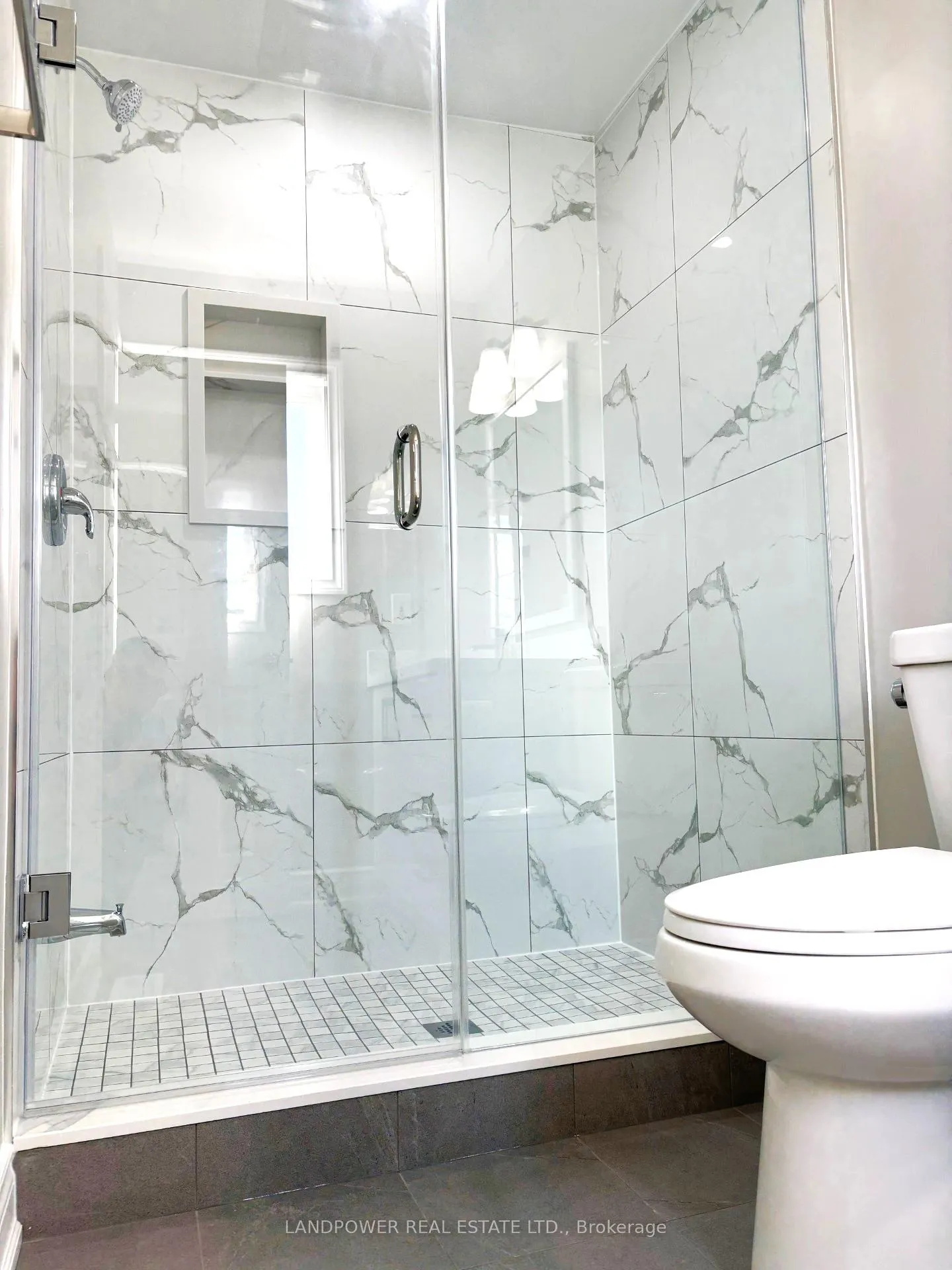 Photo 10 of 447 Hollandview Trail, Aurora, Bayview Wellington — HOMEH