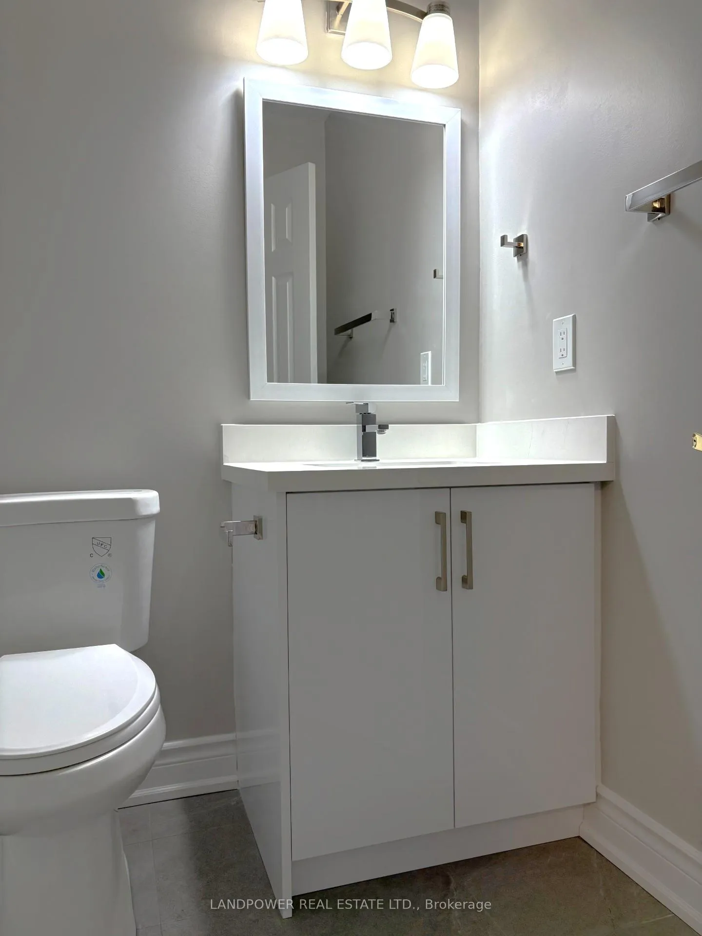 Photo 12 of 447 Hollandview Trail, Aurora, Bayview Wellington — HOMEH