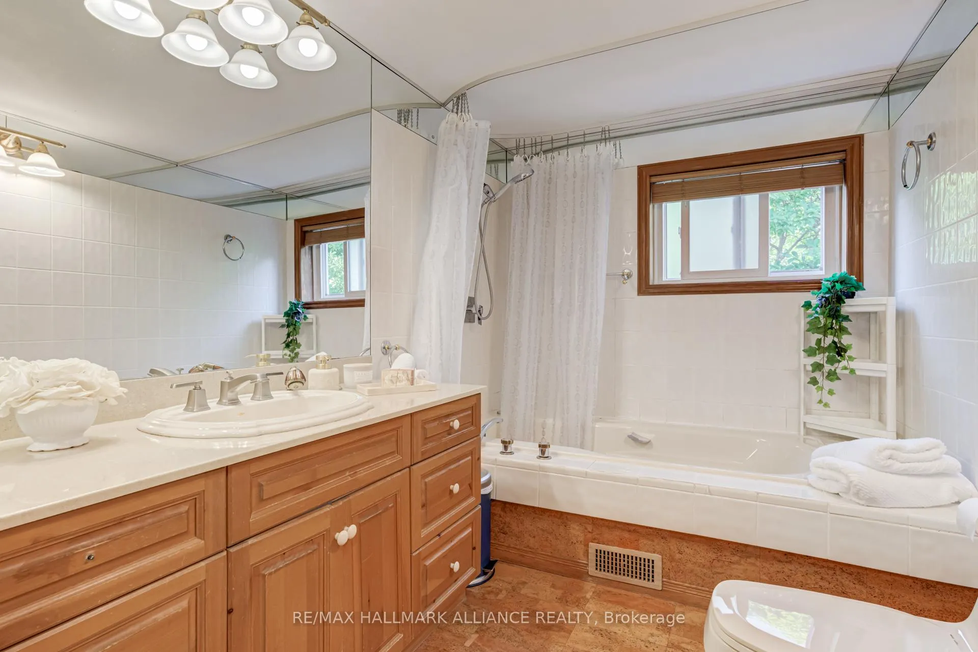 Photo 24 of 2033 Water's Edge Drive, Oakville, Bronte — HOMEH
