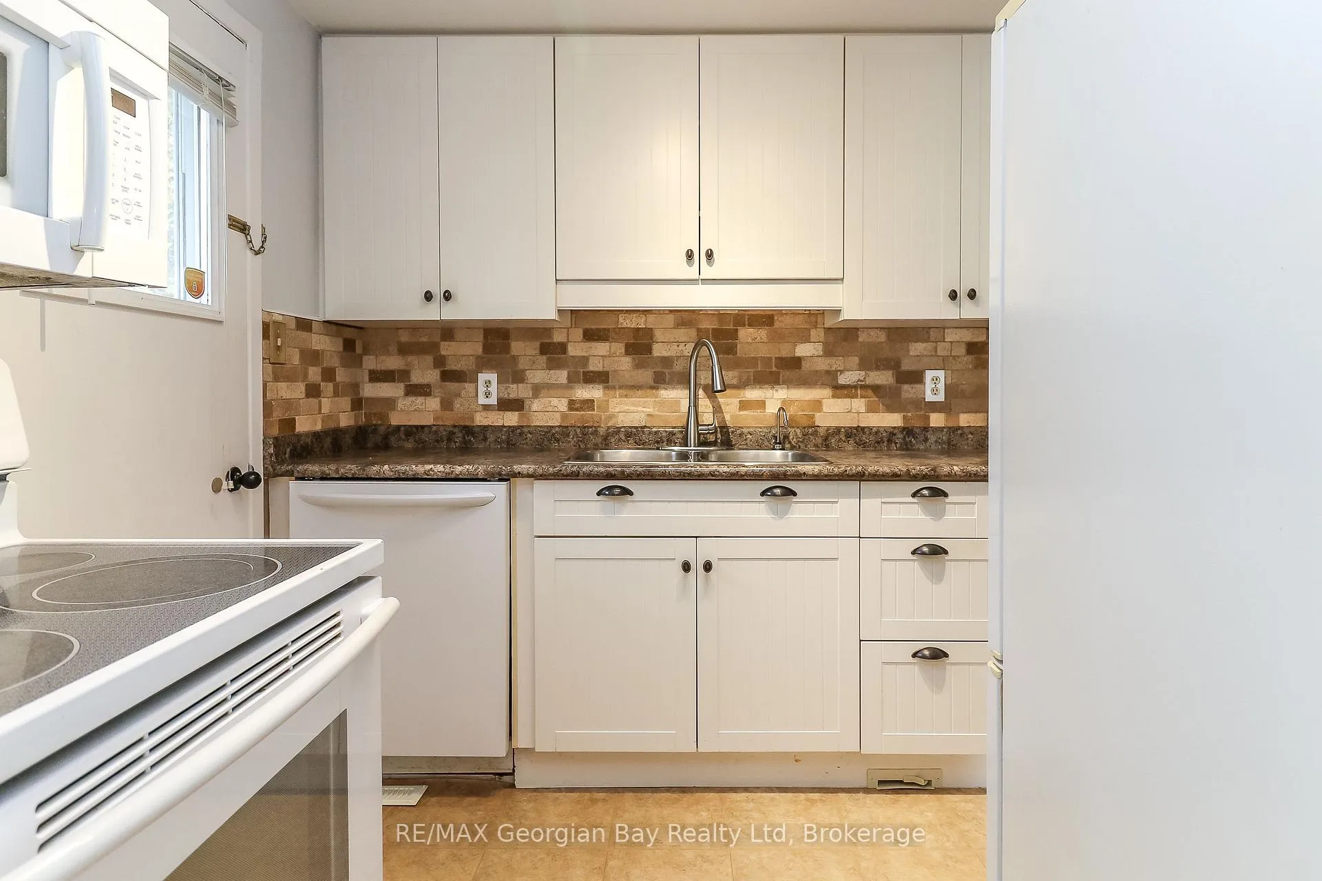Photo 15 of 771 Birchwood Drive, Midland — HOMEH