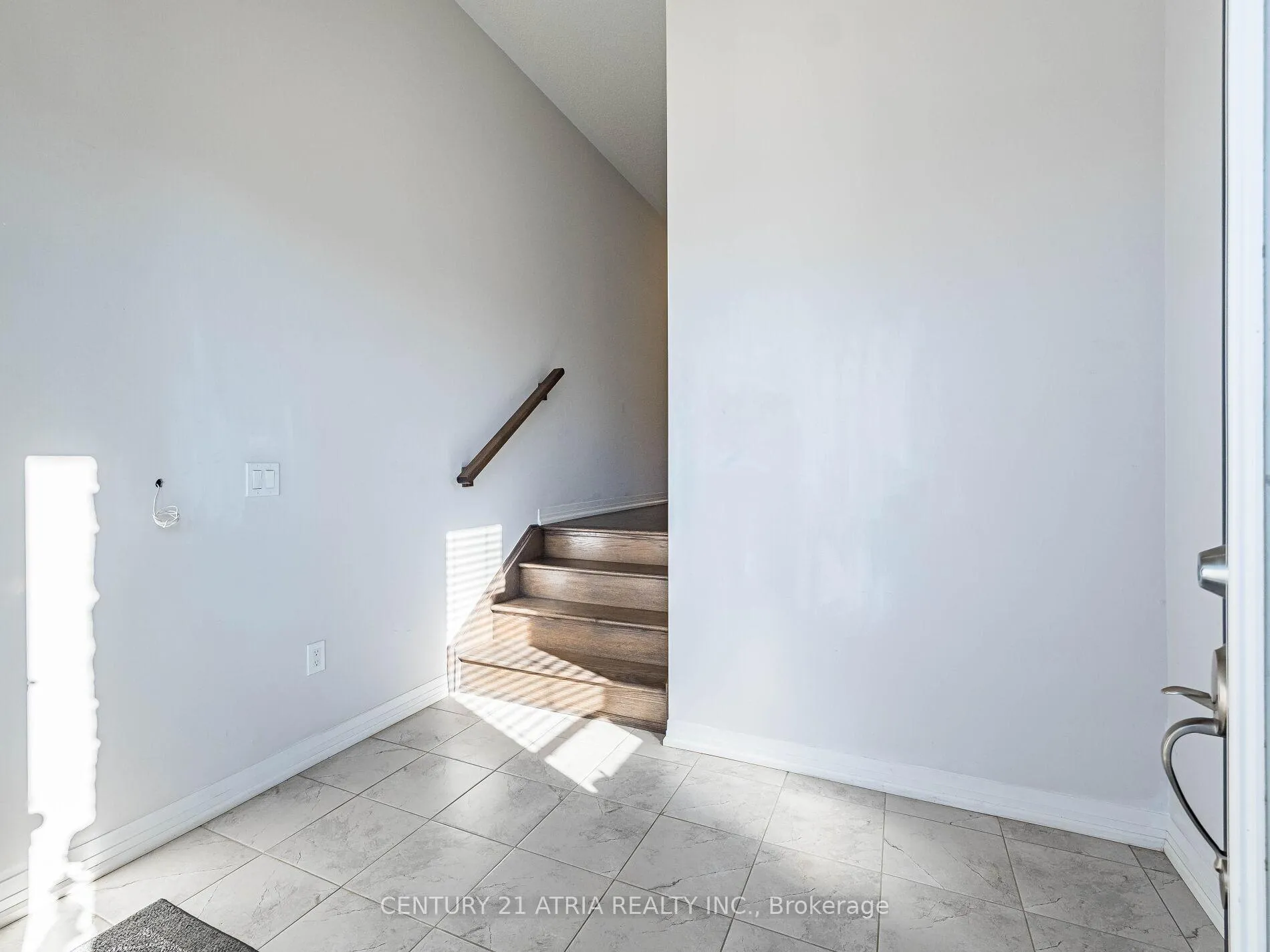Photo 3 of 60 Yale Drive, Hamilton, Mount Hope — HOMEH
