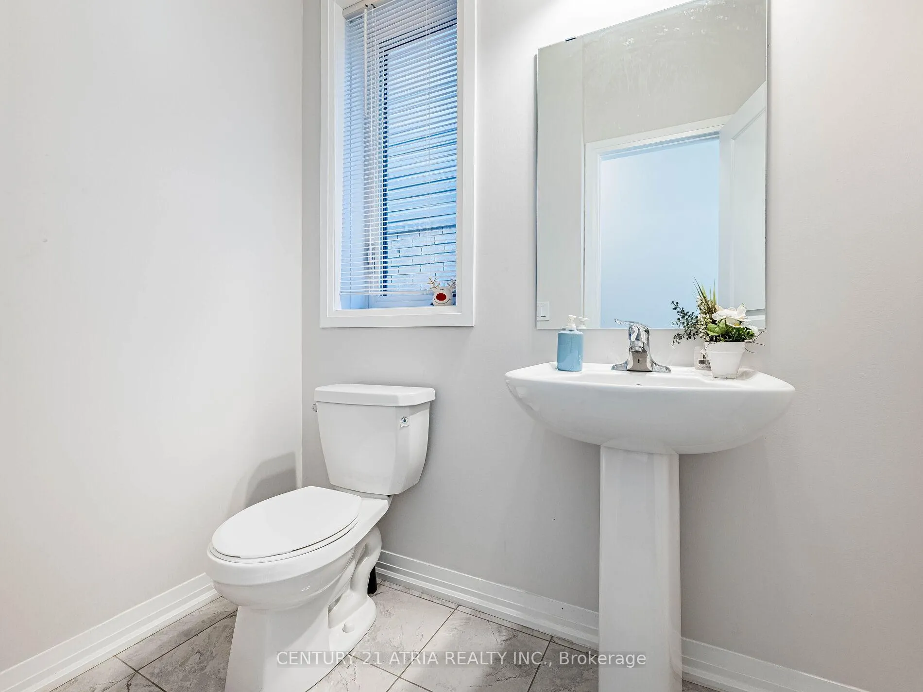 Photo 5 of 60 Yale Drive, Hamilton, Mount Hope — HOMEH