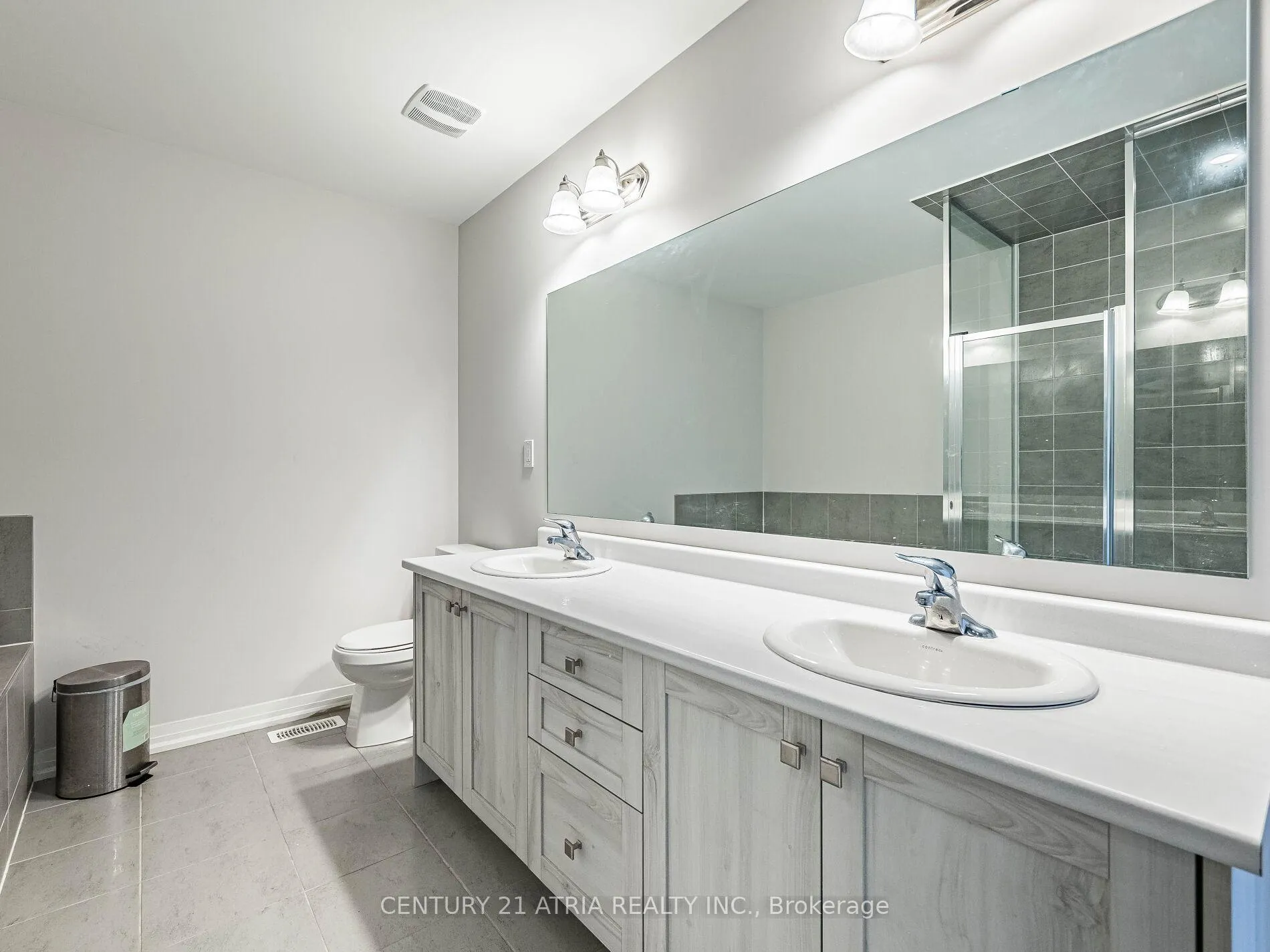 Photo 23 of 60 Yale Drive, Hamilton, Mount Hope — HOMEH
