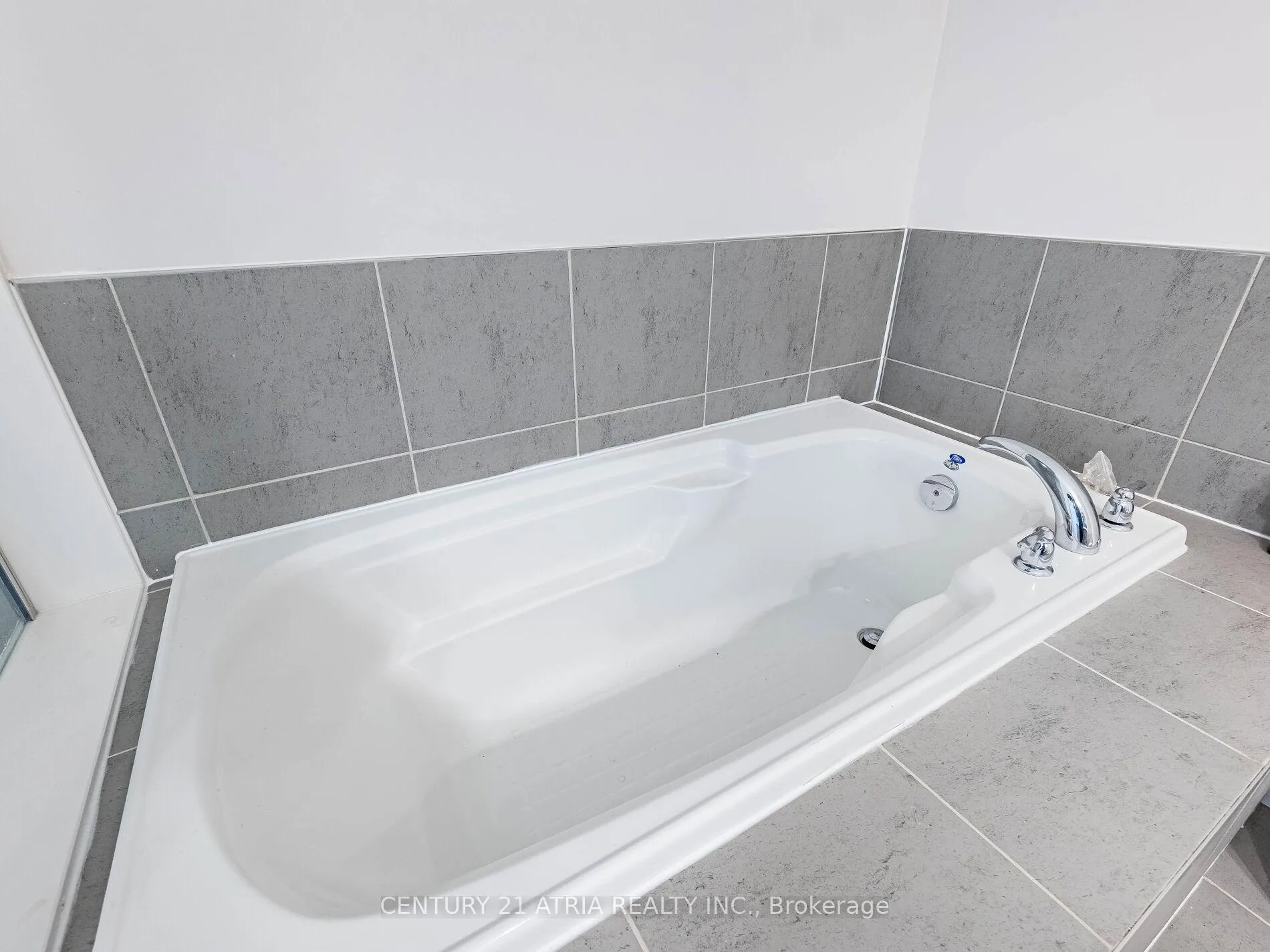Photo 24 of 60 Yale Drive, Hamilton, Mount Hope — HOMEH