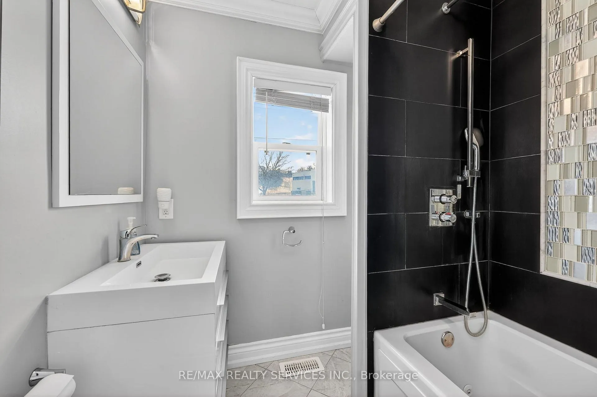 Photo 23 of 64 River Drive, Halton Hills, Georgetown — HOMEH