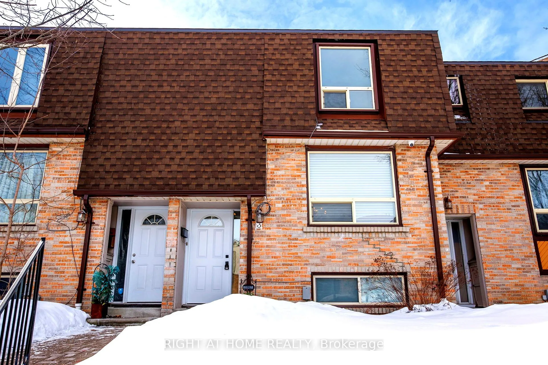 Front of Unit 3, 1400 Mary Street N
