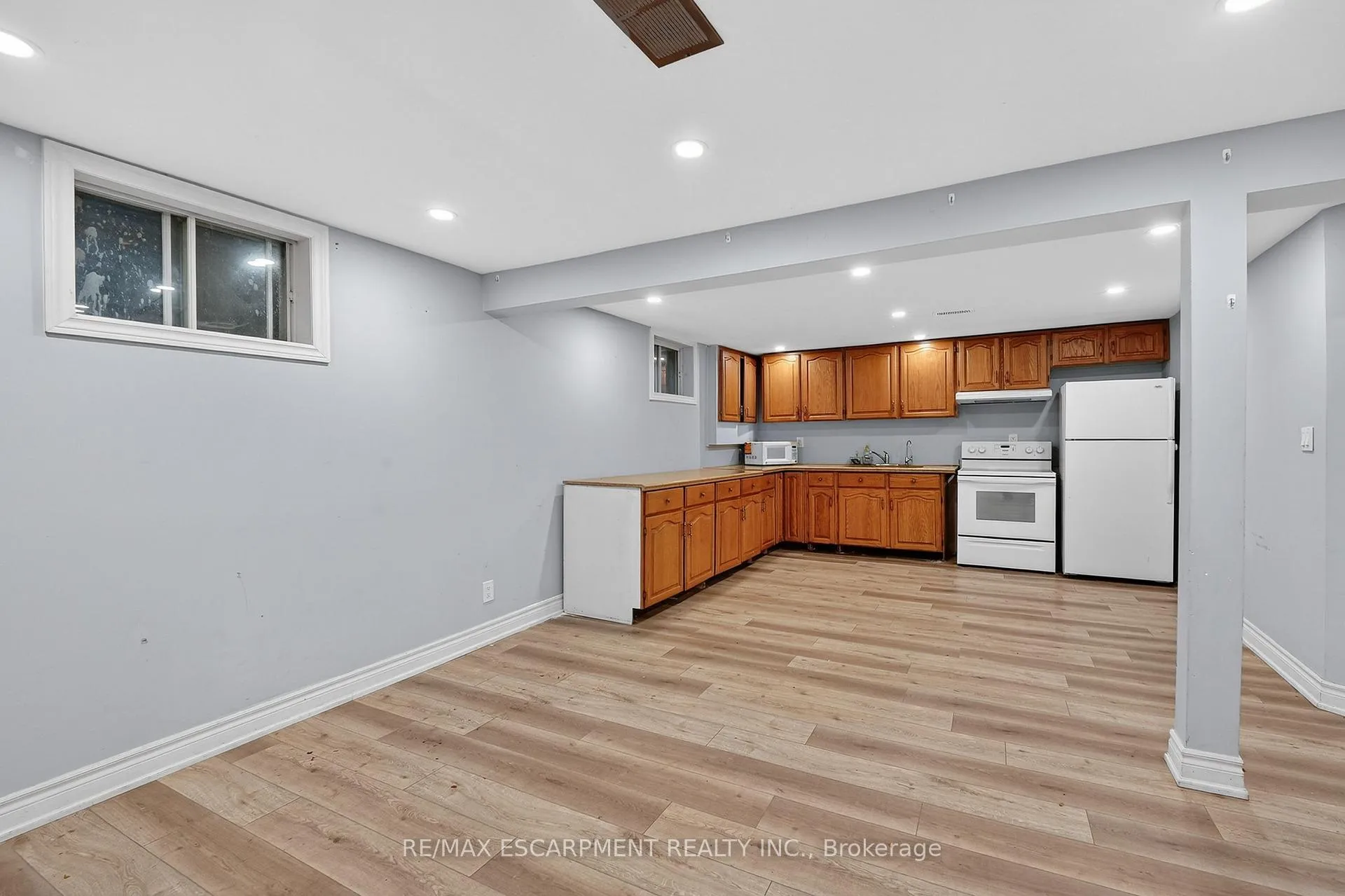 Photo 6 of Unit Lower, 214 Main Street E, Grimsby, Grimsby East — HOMEH