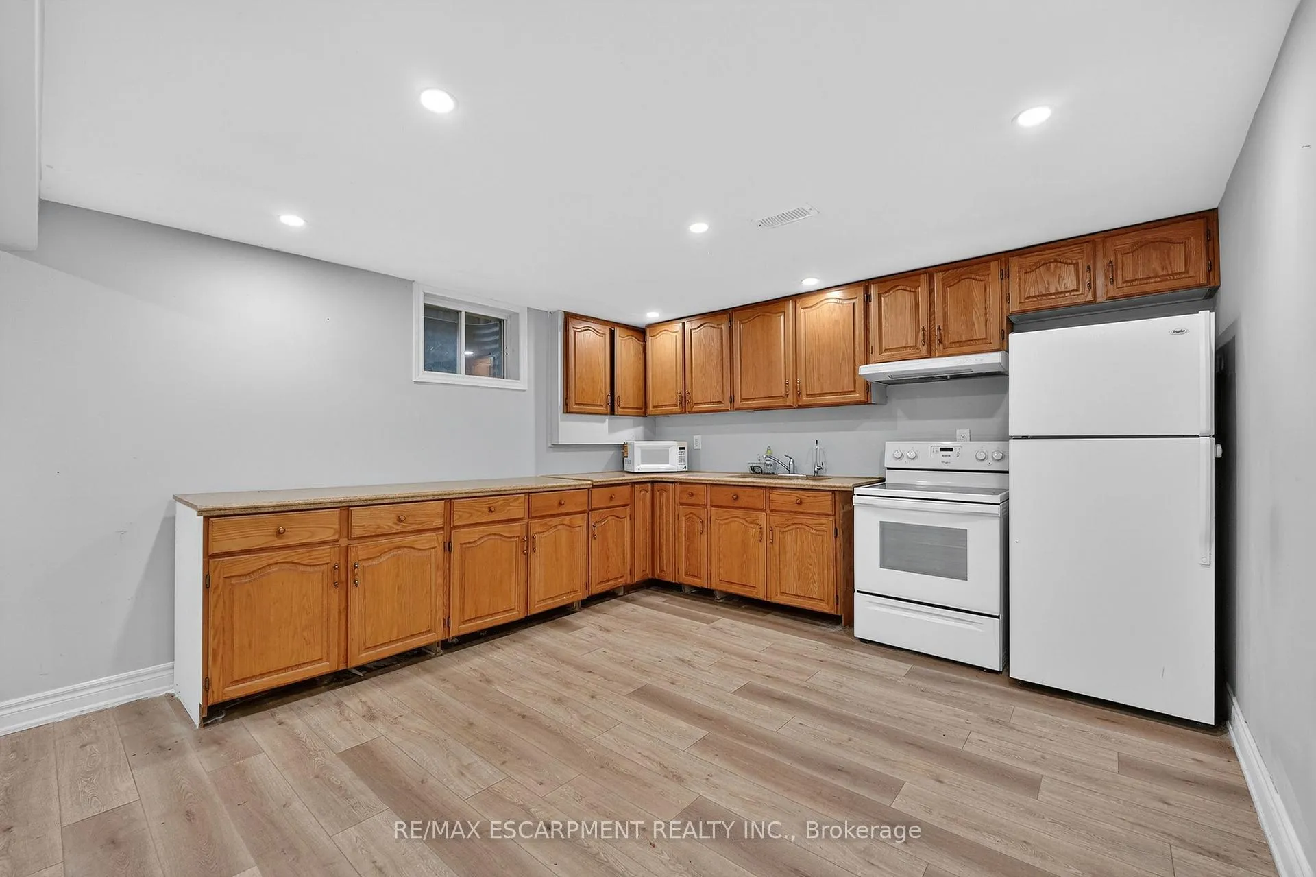 Photo 7 of Unit Lower, 214 Main Street E, Grimsby, Grimsby East — HOMEH