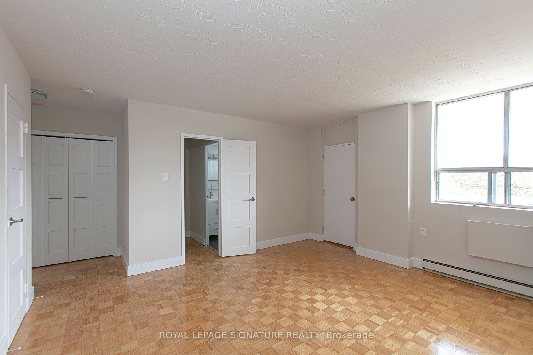 Front of Unit 900, 525 Eglinton Avenue E