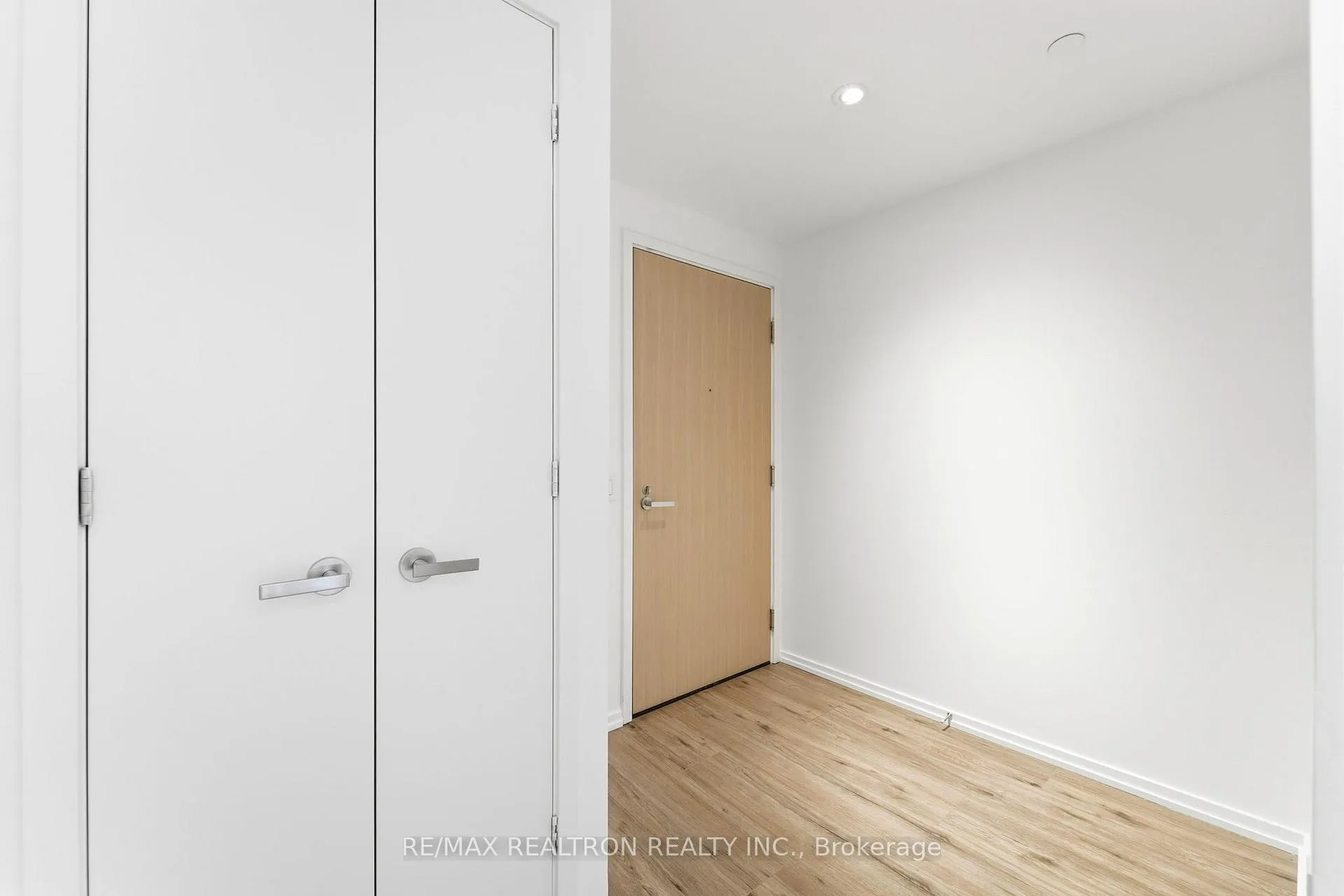 Photo 4 of Unit 1907, 5 Soudan Avenue, Toronto, Mount Pleasant West — HOMEH