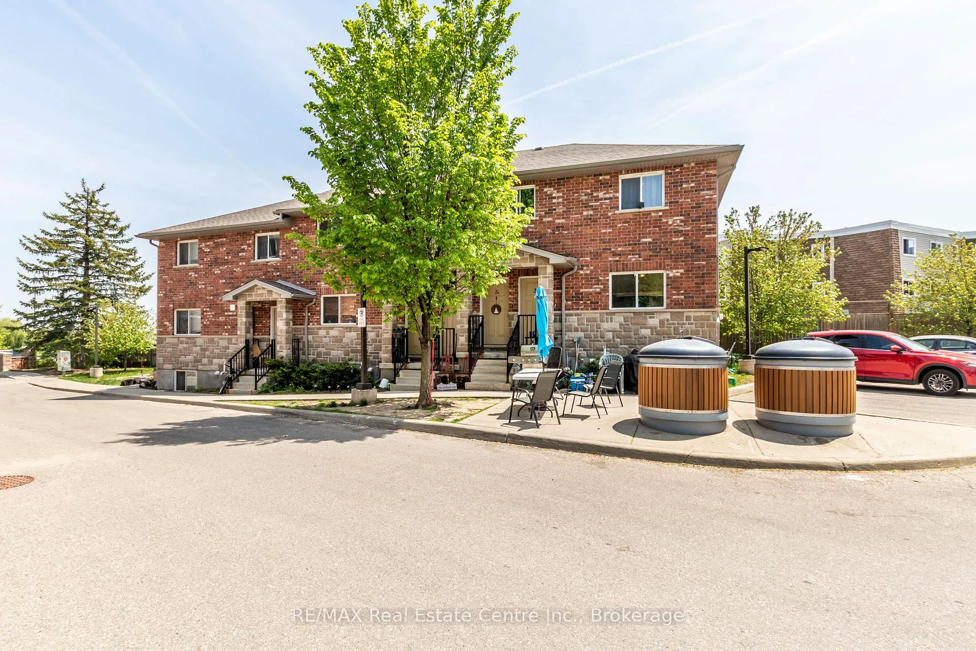 Photo 2 of Unit 1B, 32 Elmsdale Drive, Kitchener — HOMEH