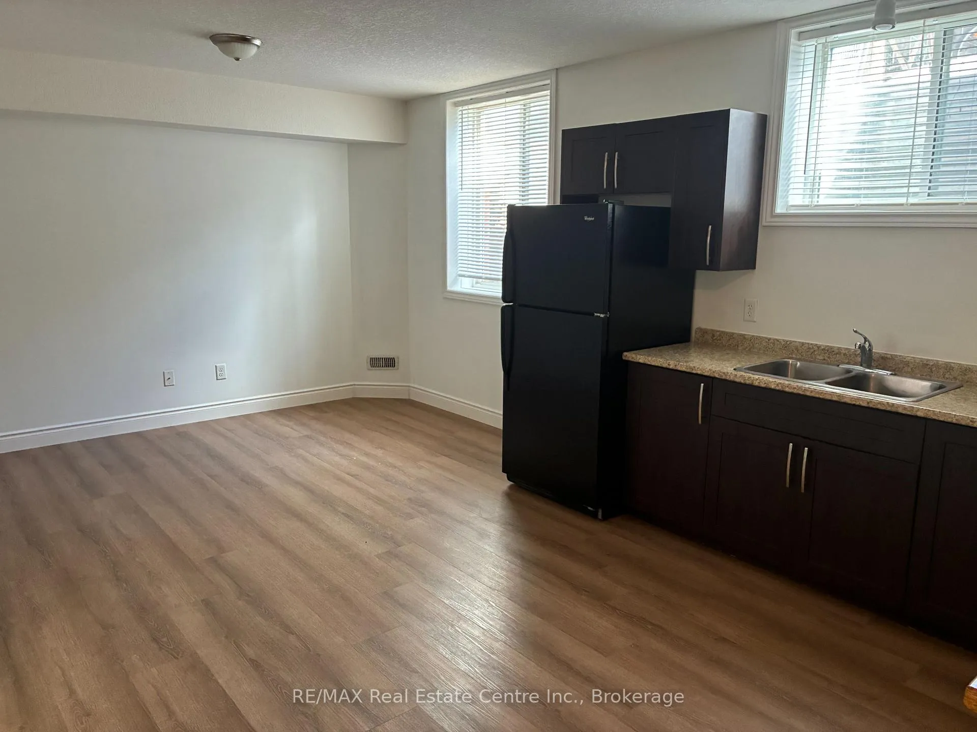 Photo 3 of Unit 1B, 32 Elmsdale Drive, Kitchener — HOMEH