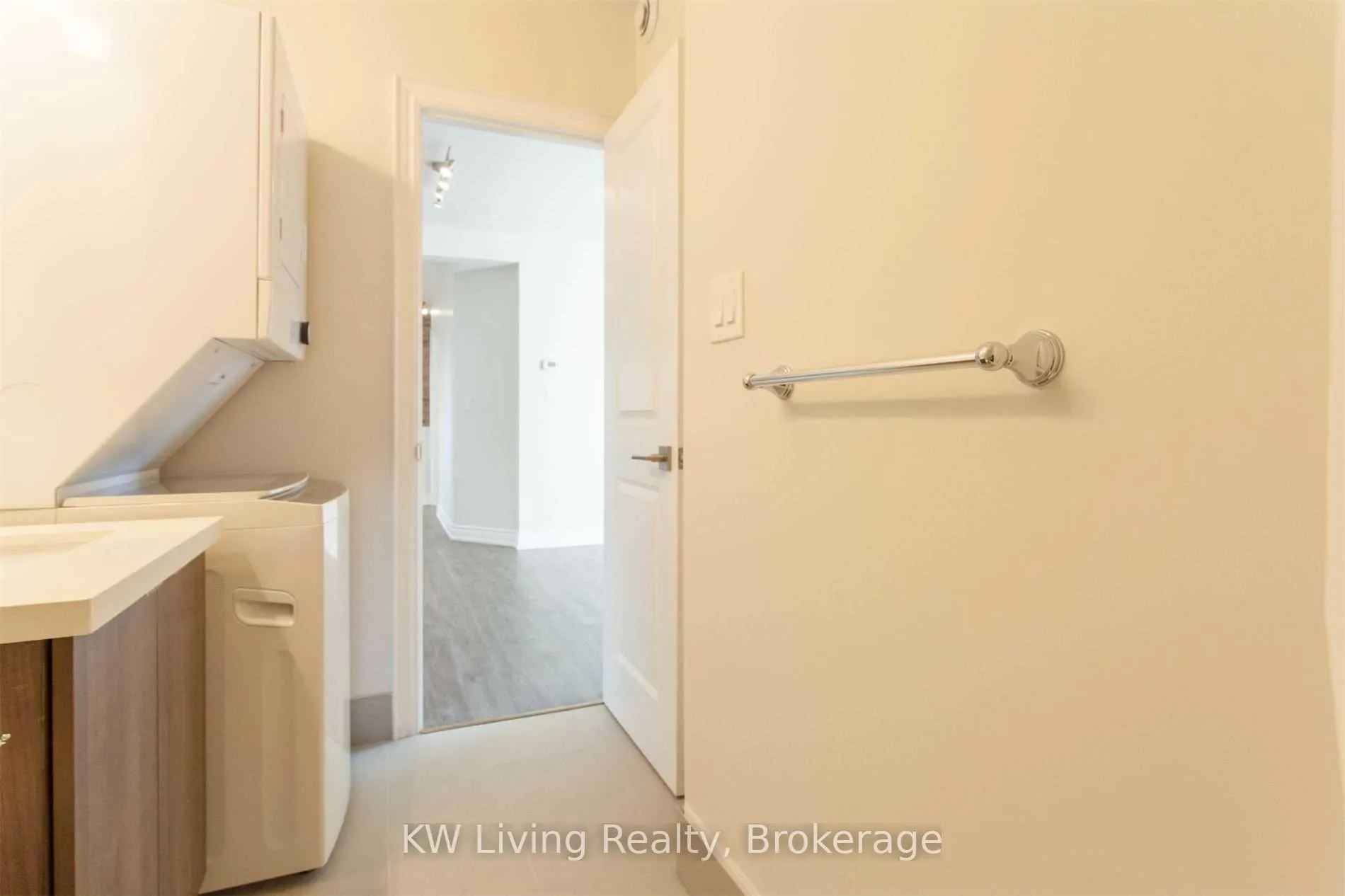 Photo 5 of Unit 3, 247 Chisholm Avenue, Toronto, Woodbine-Lumsden — HOMEH