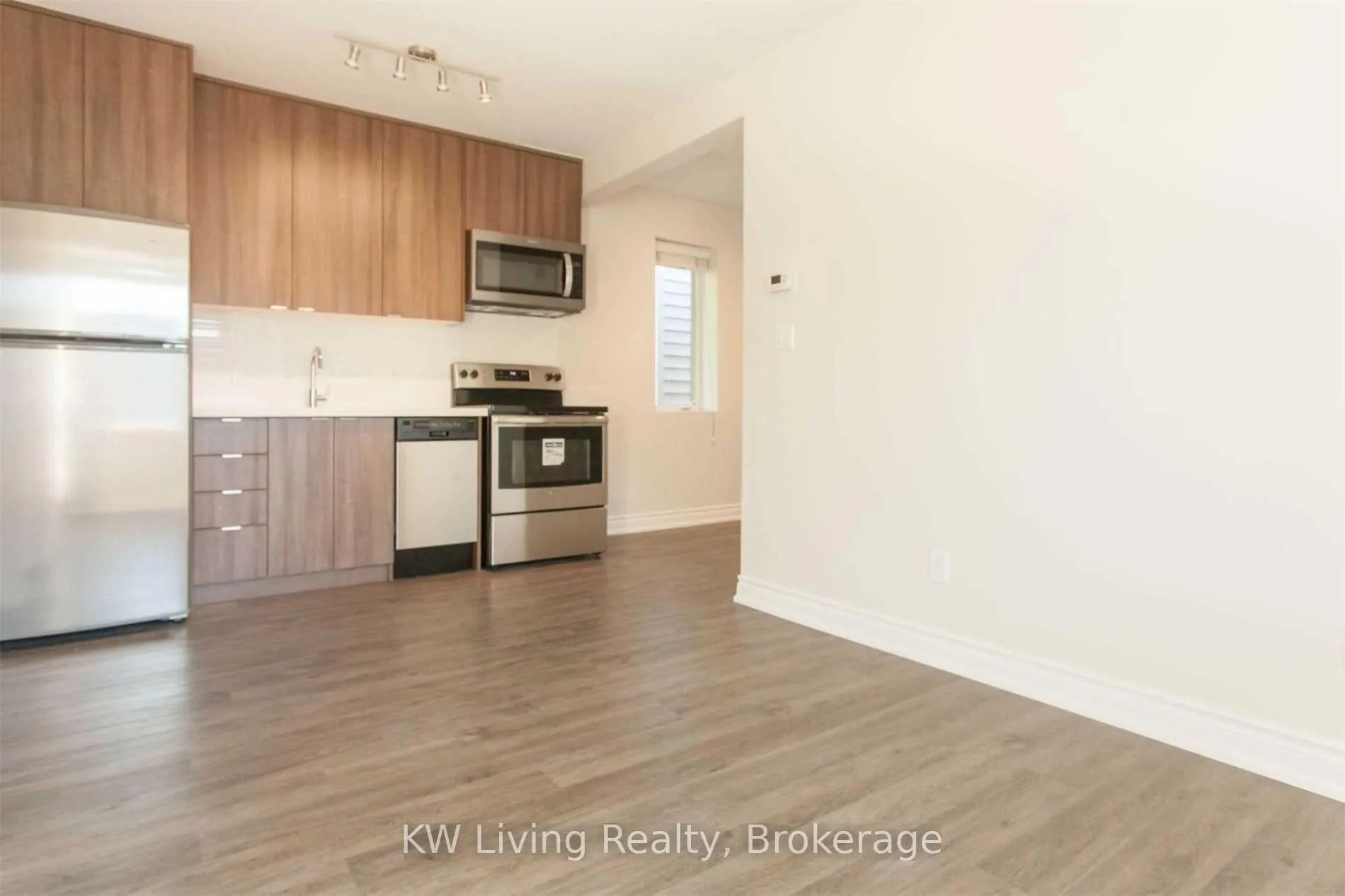 Photo 11 of Unit 3, 247 Chisholm Avenue, Toronto, Woodbine-Lumsden — HOMEH
