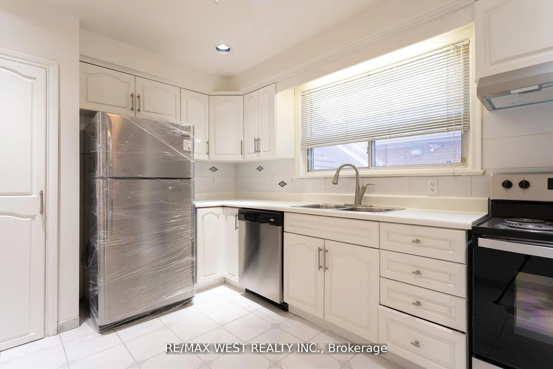 Photo 5 of Unit Main, 28 Paragon Road, Etobicoke, Kingsview Village-The Westway — HOMEH