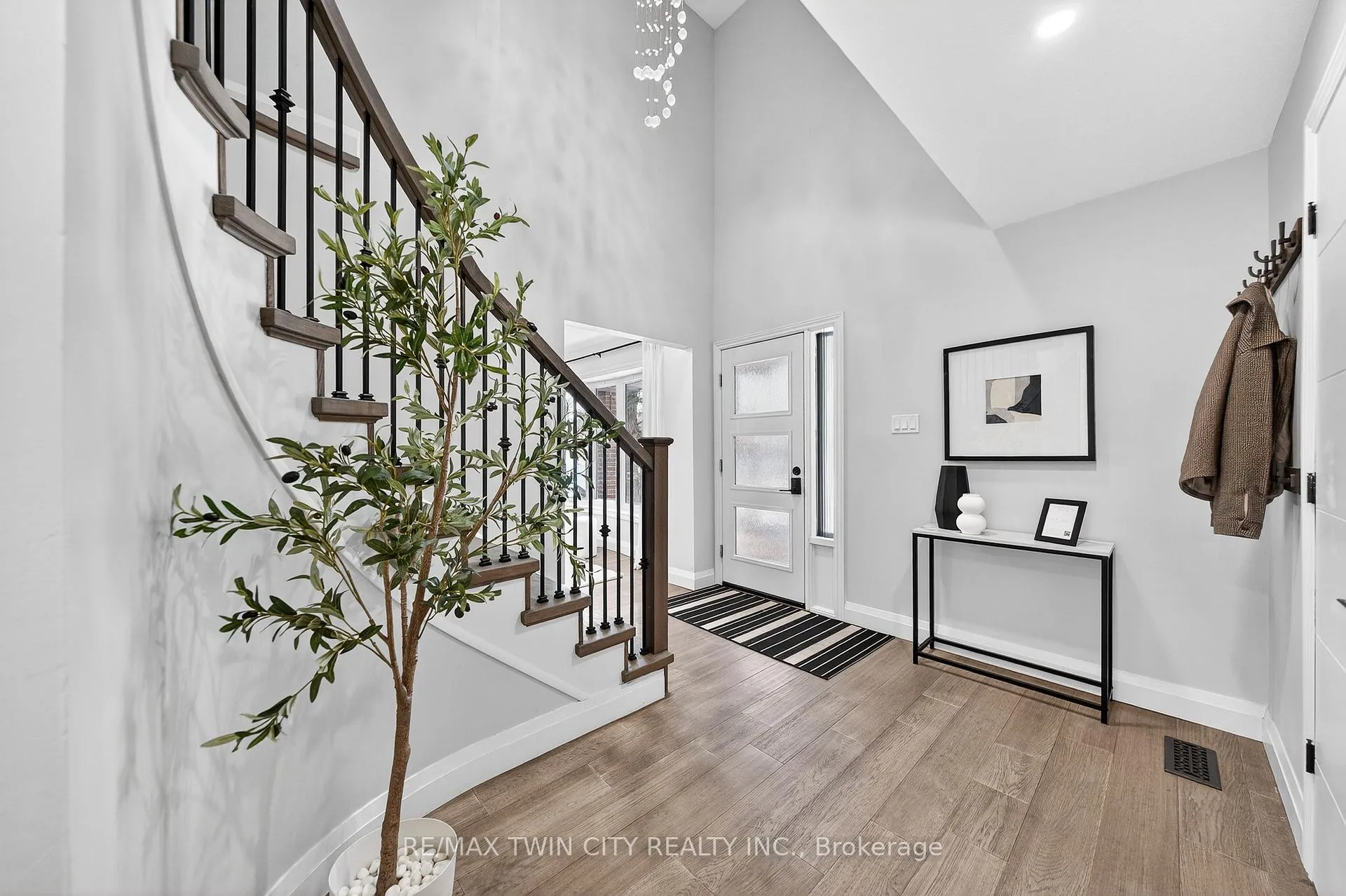 Photo 5 of 166 Westvale Drive, Waterloo — HOMEH