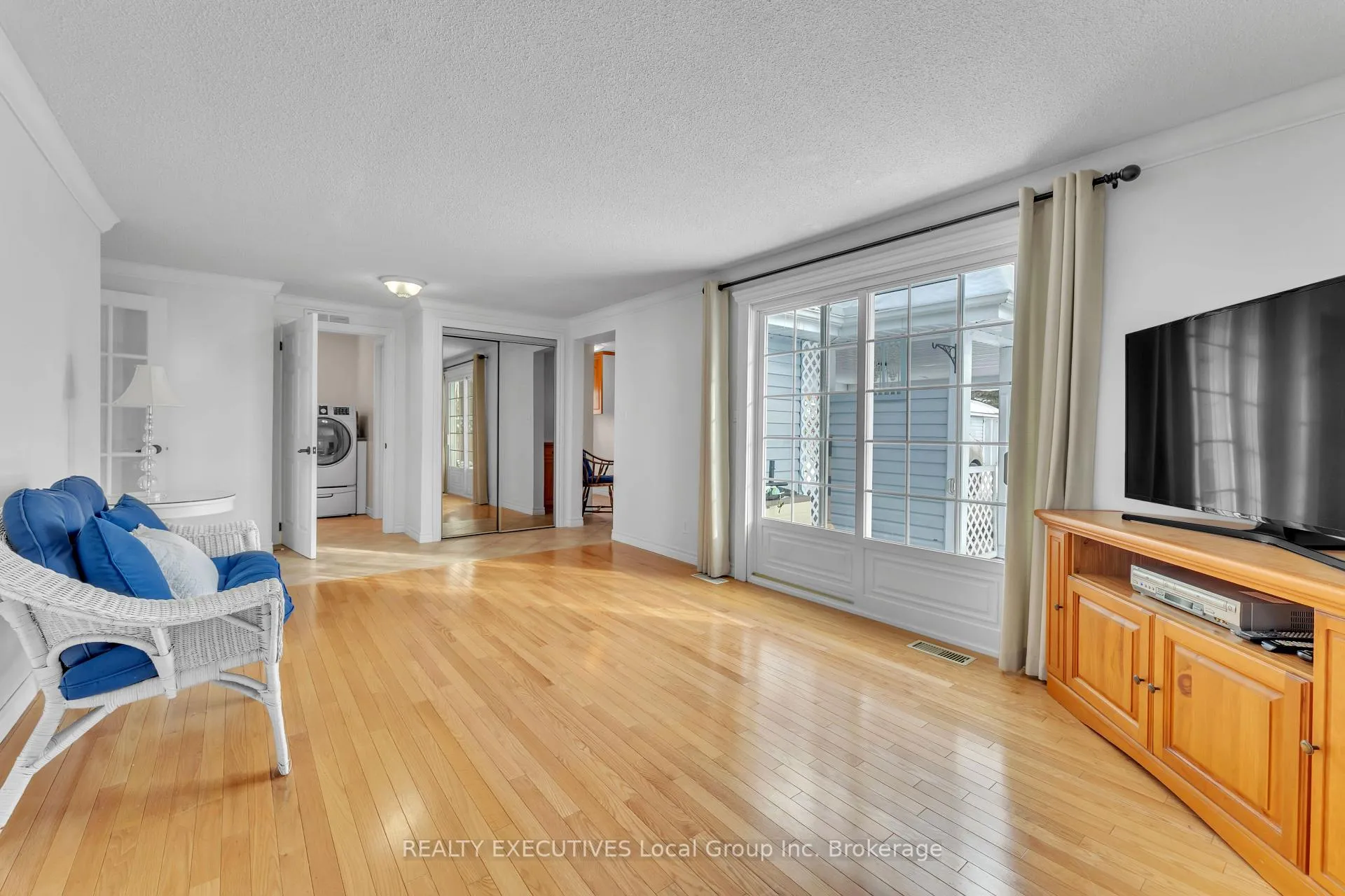 Photo 9 of 981 Premier Road, North Bay, Ferris — HOMEH