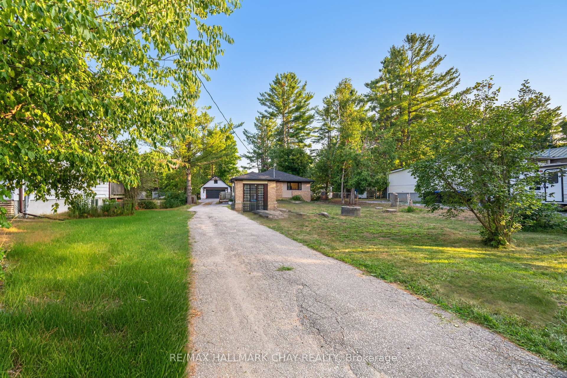 Photo 2 of 731 Pinegrove Avenue, Innisfil, Rural Innisfil — HOMEH