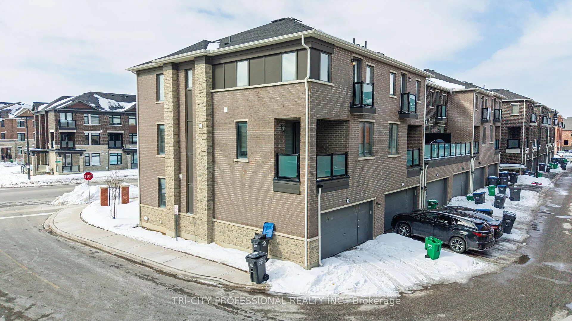 Photo 3 of 2 Summer Wind Lane, Brampton, Northwest Brampton — HOMEH