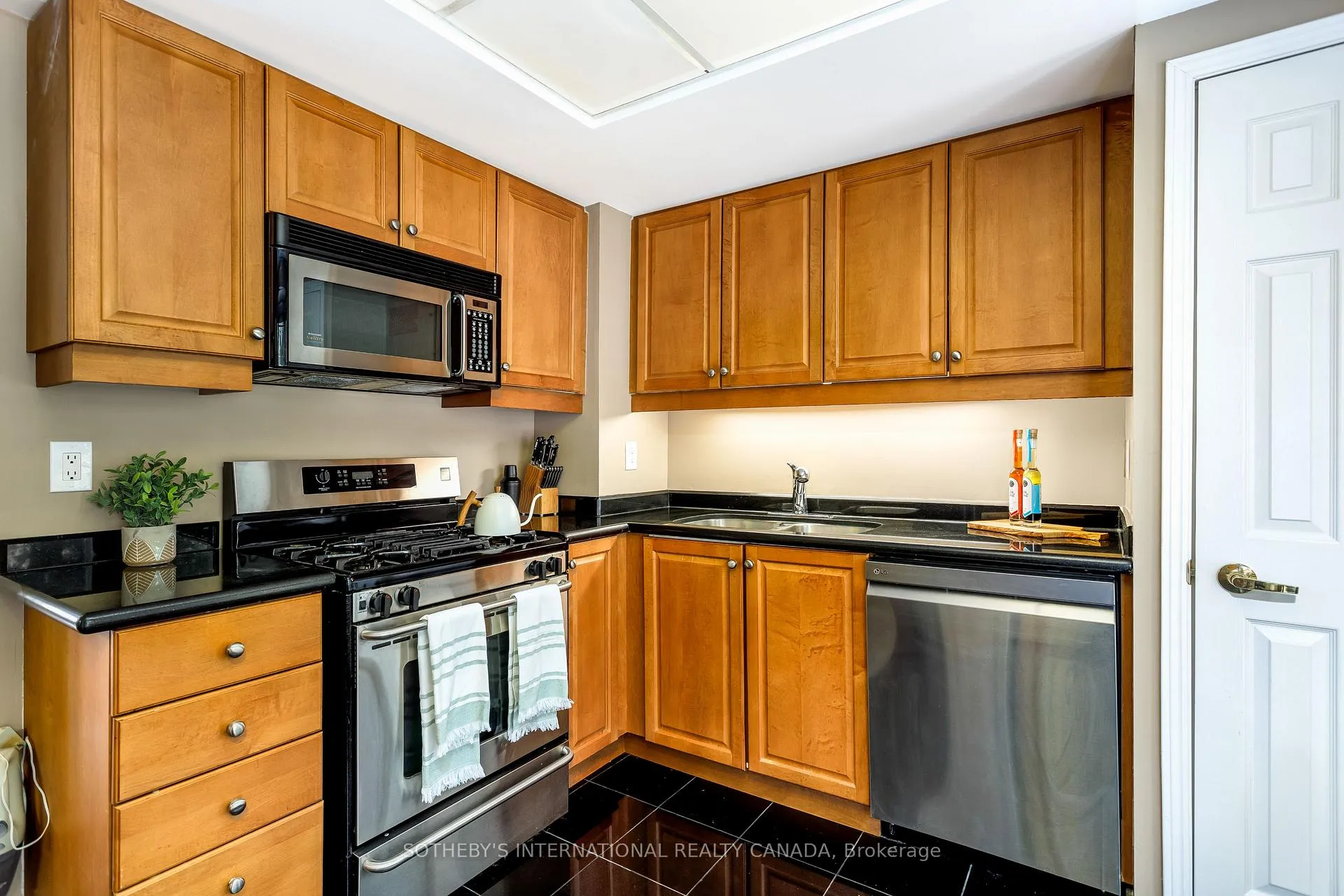 Photo 13 of 26 Tamarack Circle, Etobicoke, Kingsview Village-The Westway — HOMEH