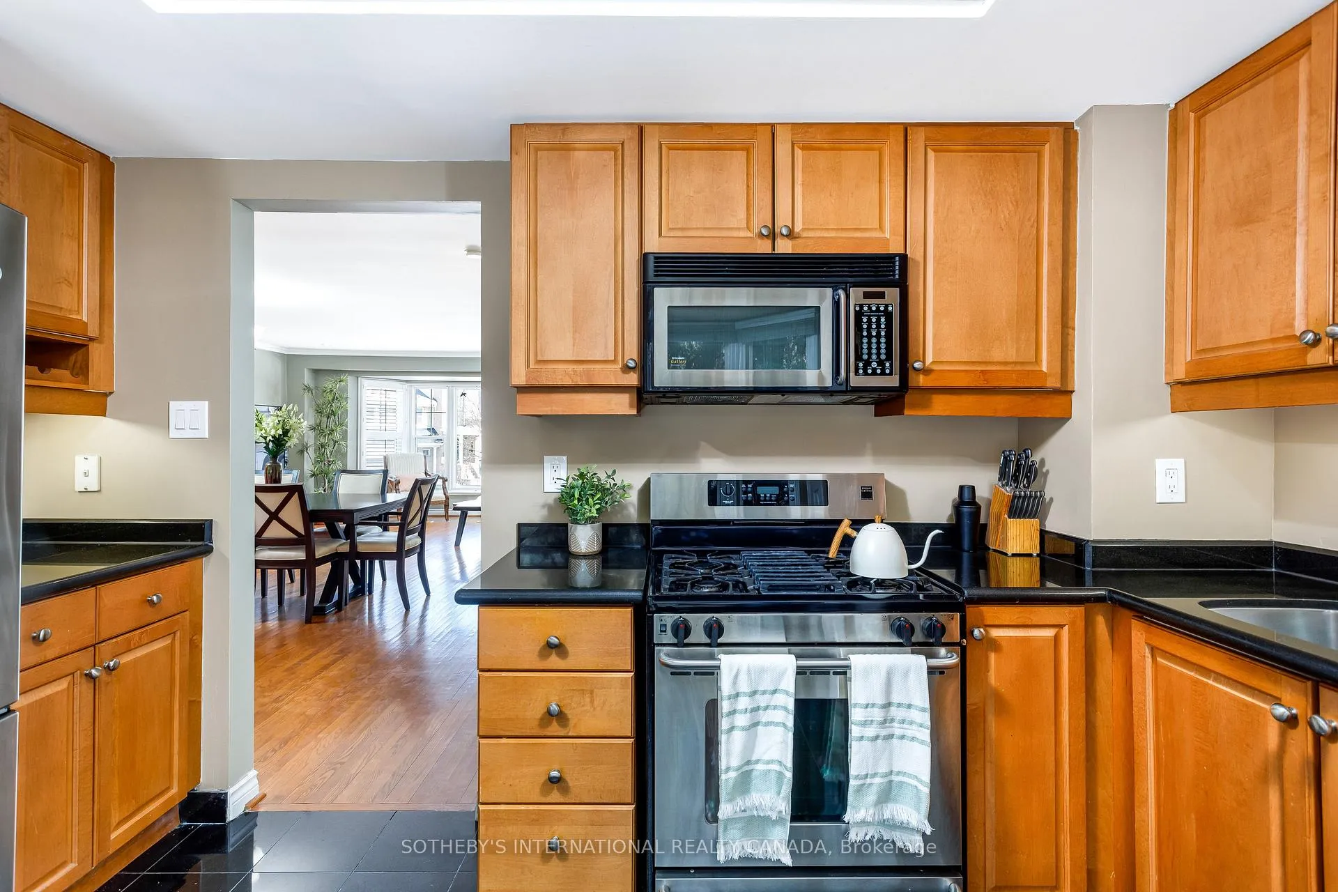 Photo 16 of 26 Tamarack Circle, Etobicoke, Kingsview Village-The Westway — HOMEH