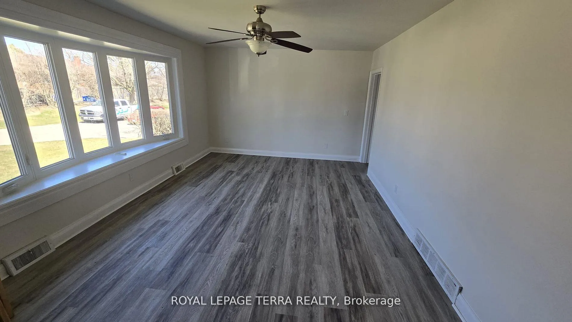 Photo 2 of 779 Whitman Crescent, Oshawa, Donevan — HOMEH