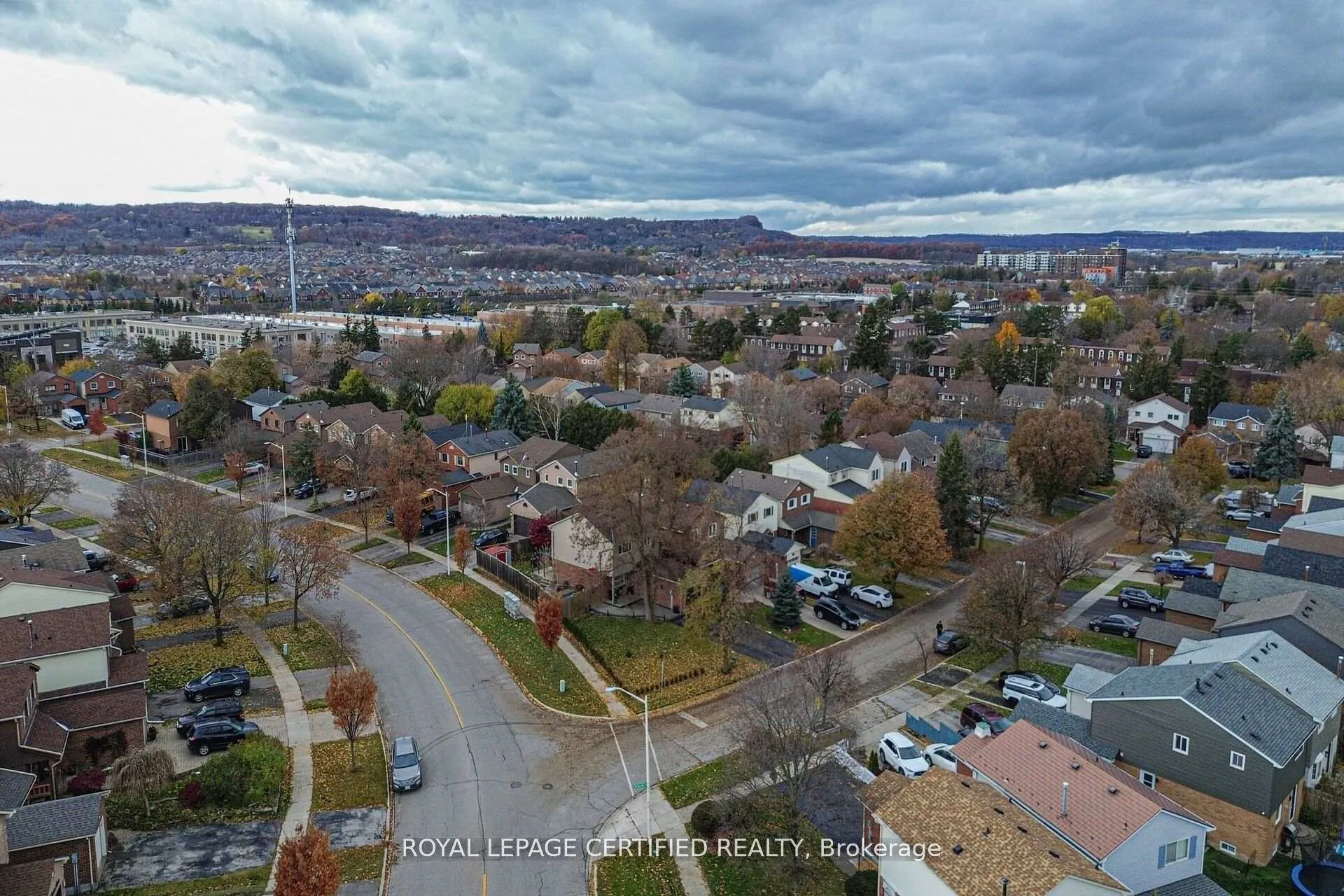 Photo 4 of 475 Woodlawn Crescent, Milton, Bronte Meadows — HOMEH